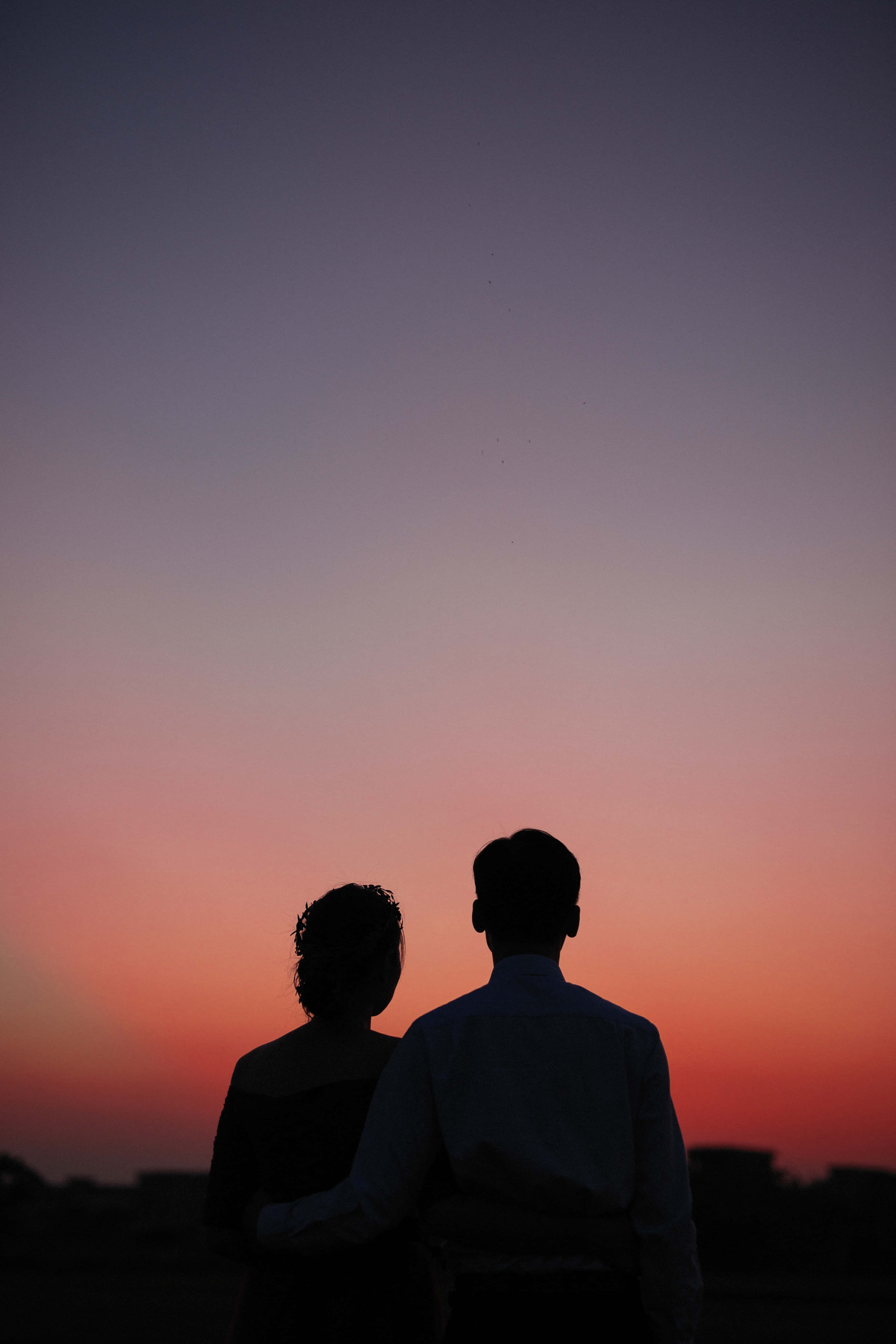 Anino ng Magkasintahan sa Ilalim ng Langit sa Paglubog ng Araw Wallpaper