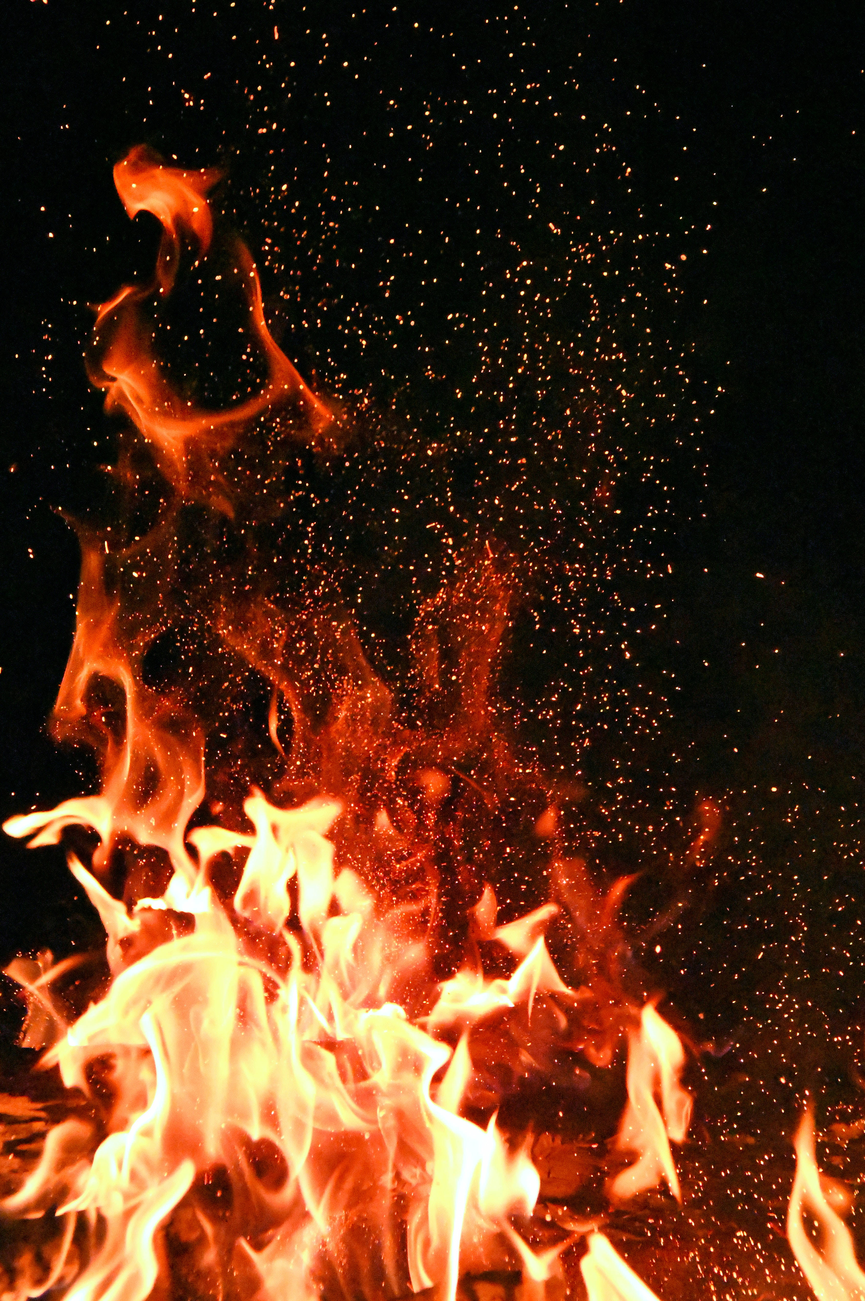 Apoy na Madilim na Pula Wallpaper