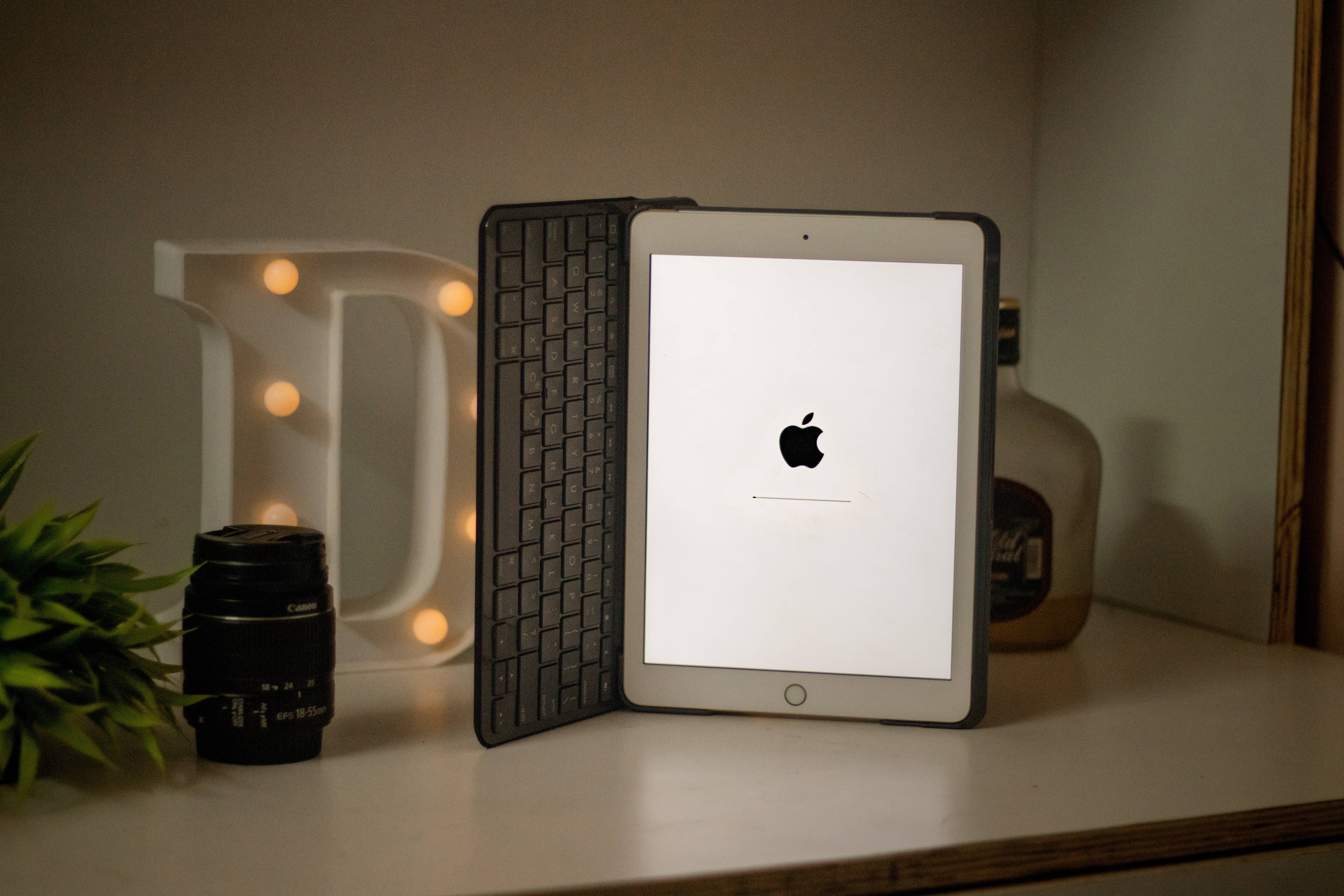 Apple iPad Pro na May Keyboard Accessory Wallpaper