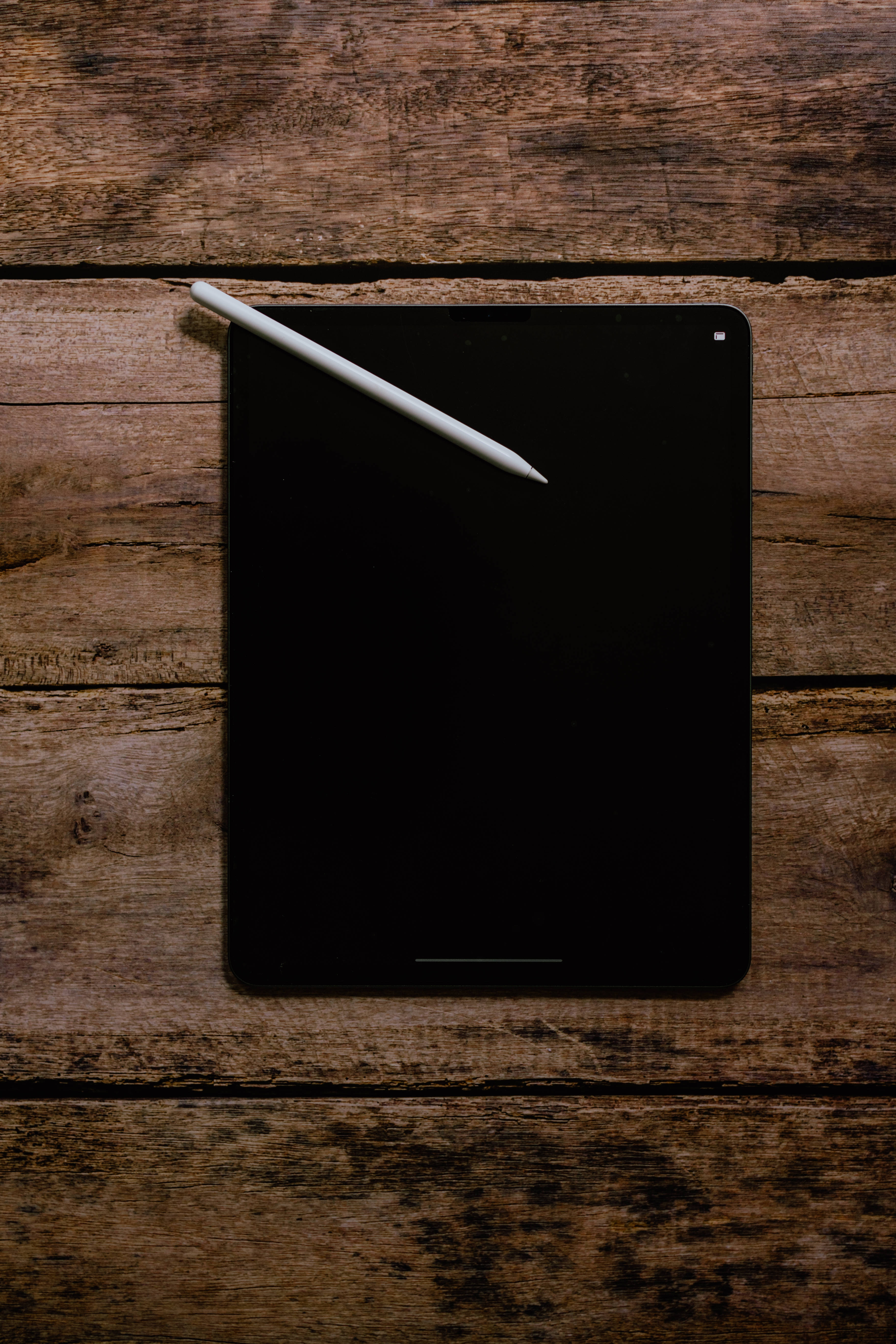 Apple iPad Pro sa Kahoy Wallpaper