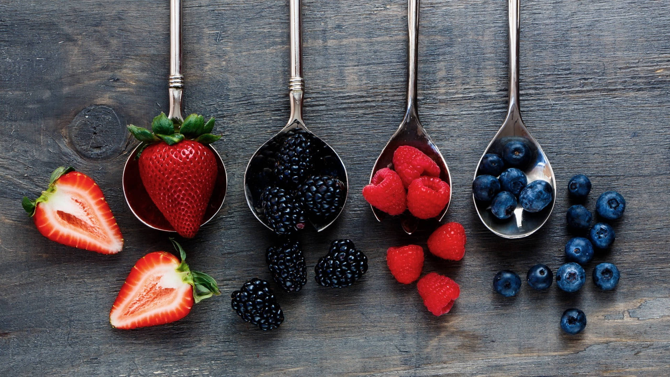 Assorted Berries Sa Mga Kutsara Wallpaper