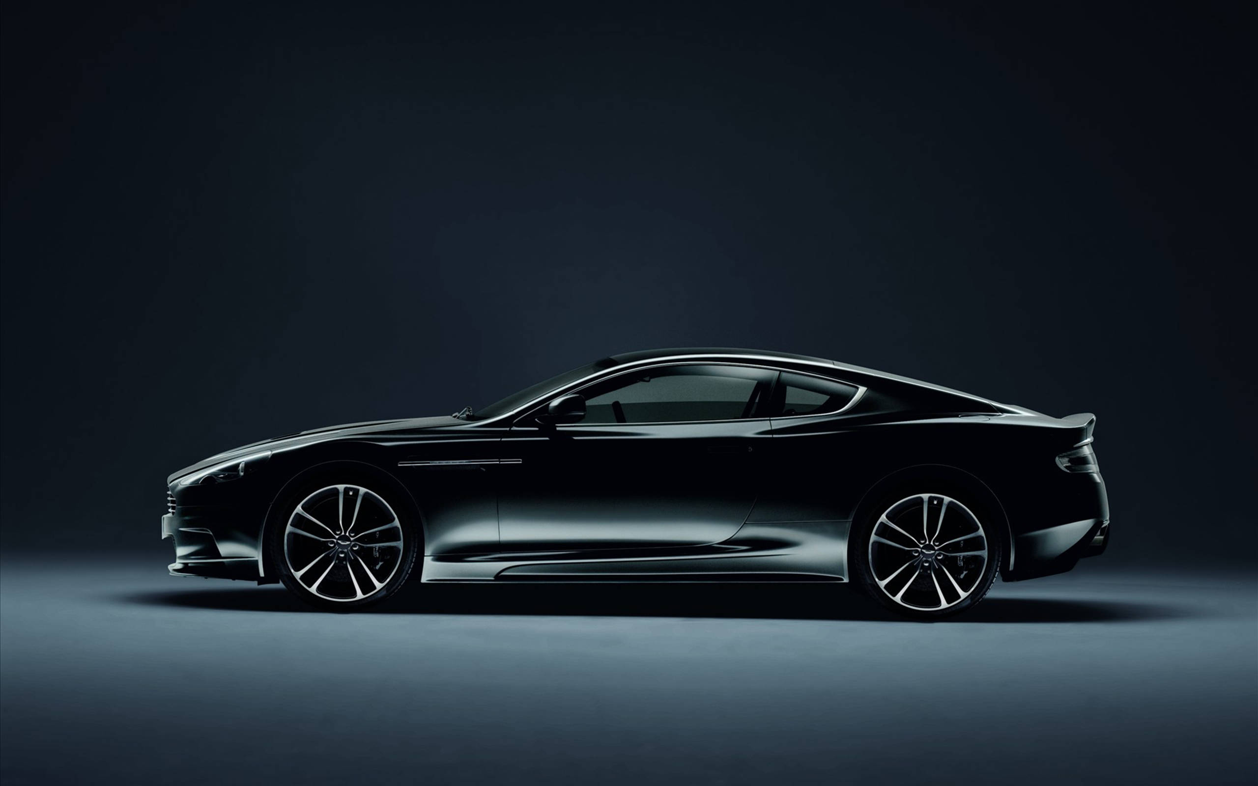 Astig na Itim na Aston Martin Wallpaper