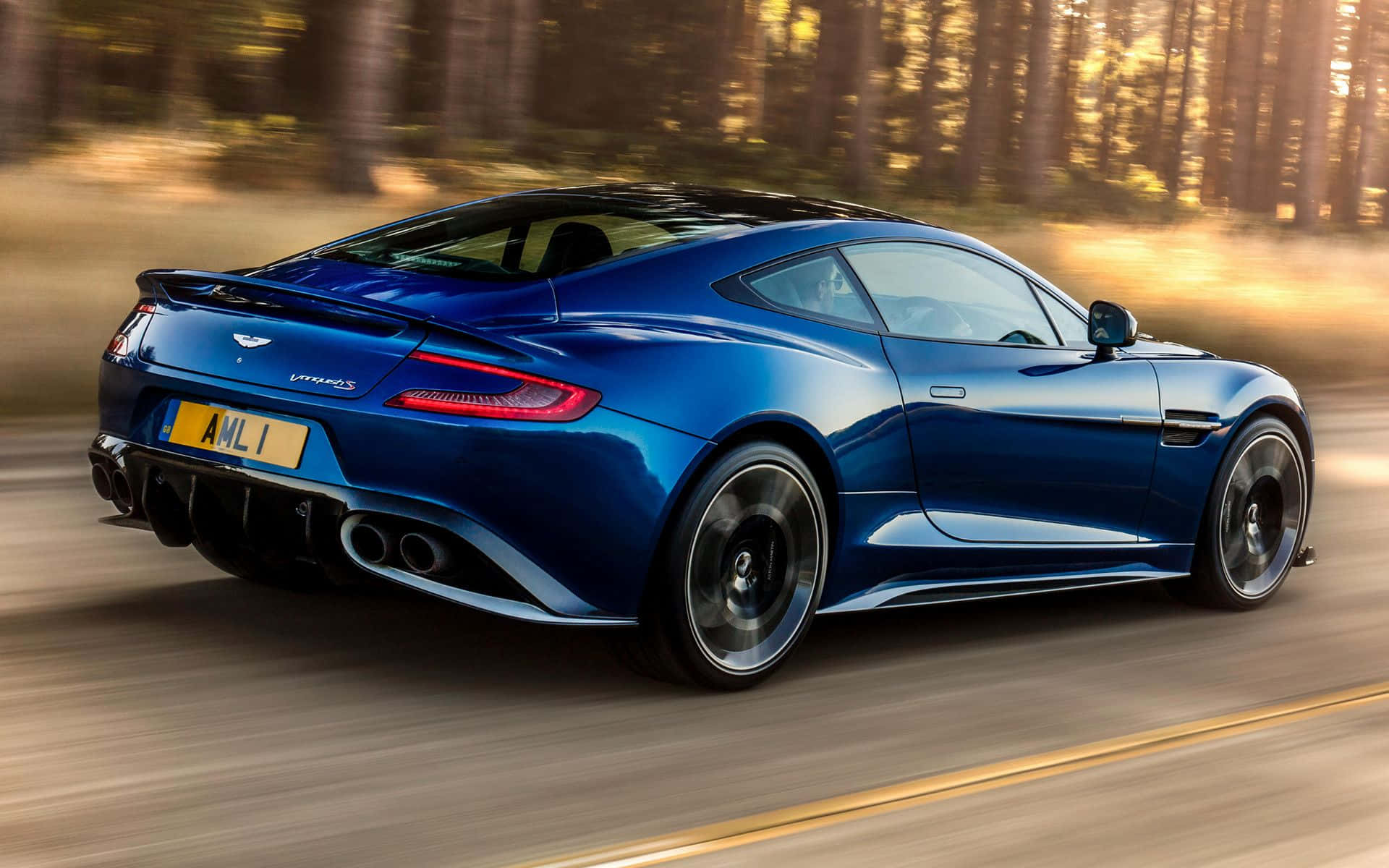 Aston Martin Vanquish - Ang Epitome ng British Luxury at Pagganap Wallpaper