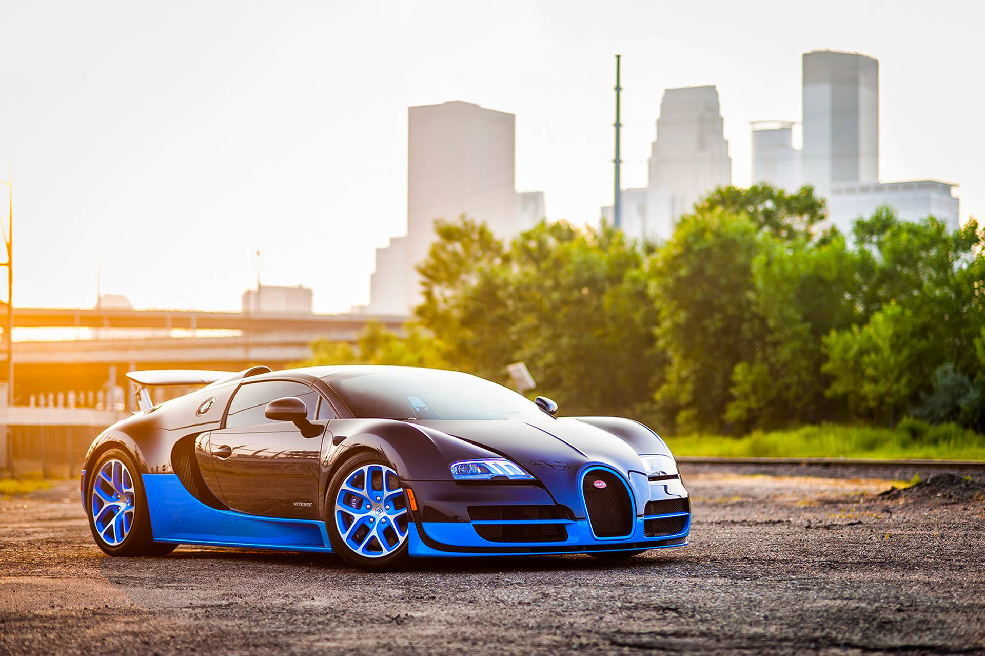 Asul na Bugatti Veyron sa Pagsikat ng Araw Wallpaper