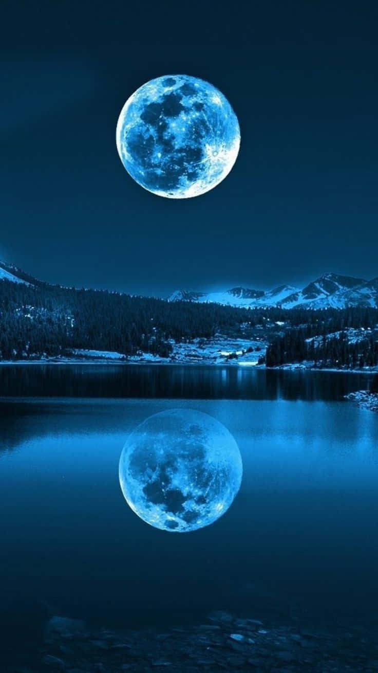 asul na buwan ay sumasalamin sa isang lawa Wallpaper