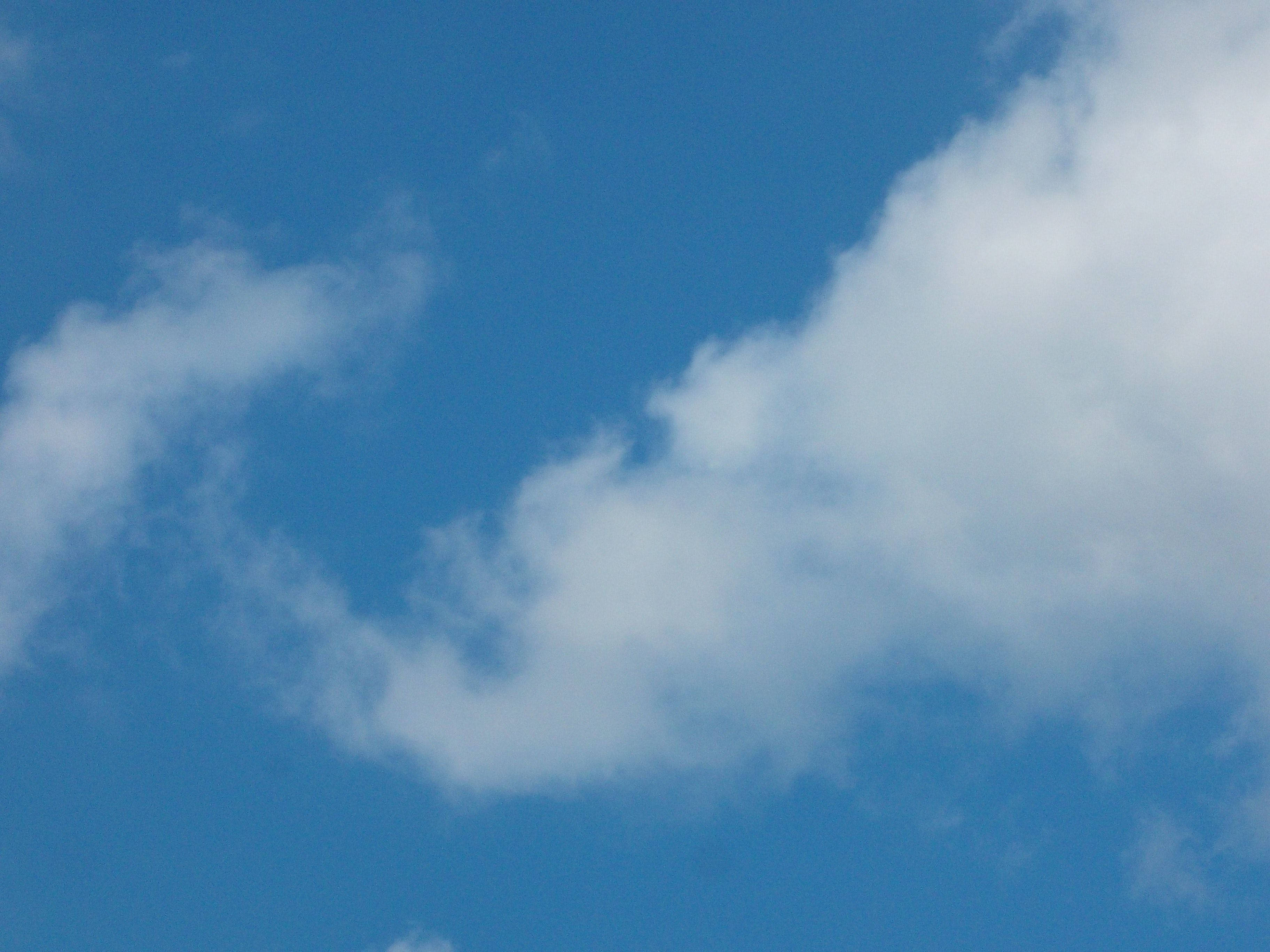 Asul na Langit at Aesthetic na Ulap Wallpaper