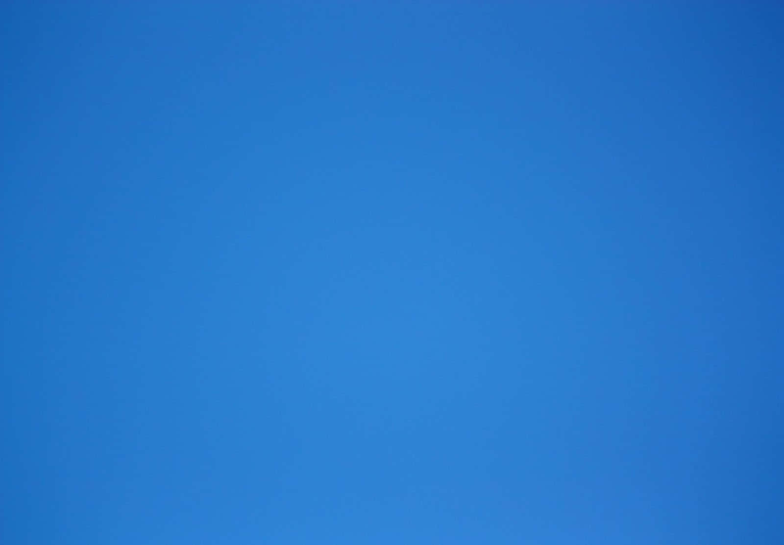 asul na langit na may lumilipad na saranggola Wallpaper