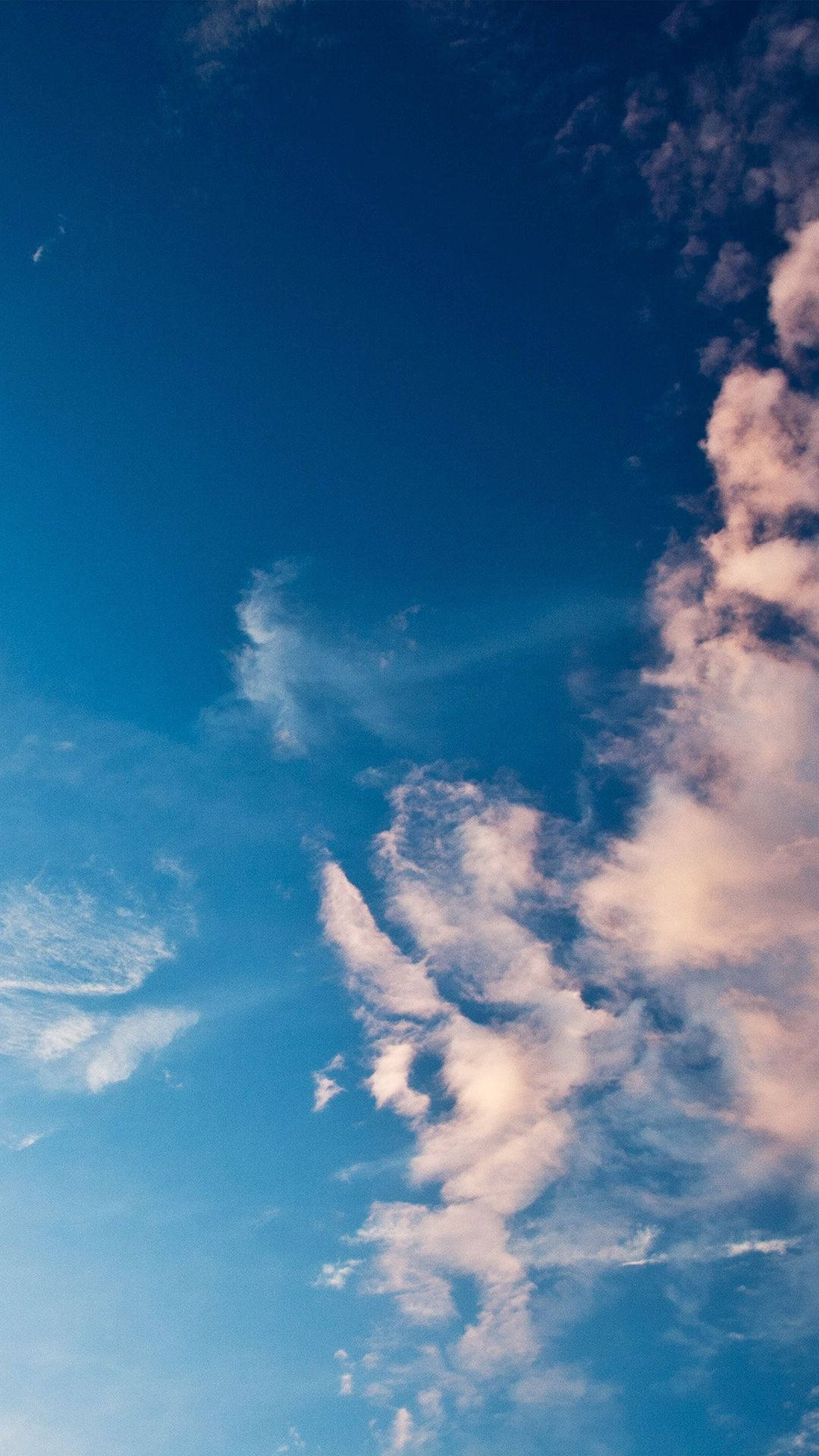 Asul na Langit na may Malambot na Ulap Wallpaper