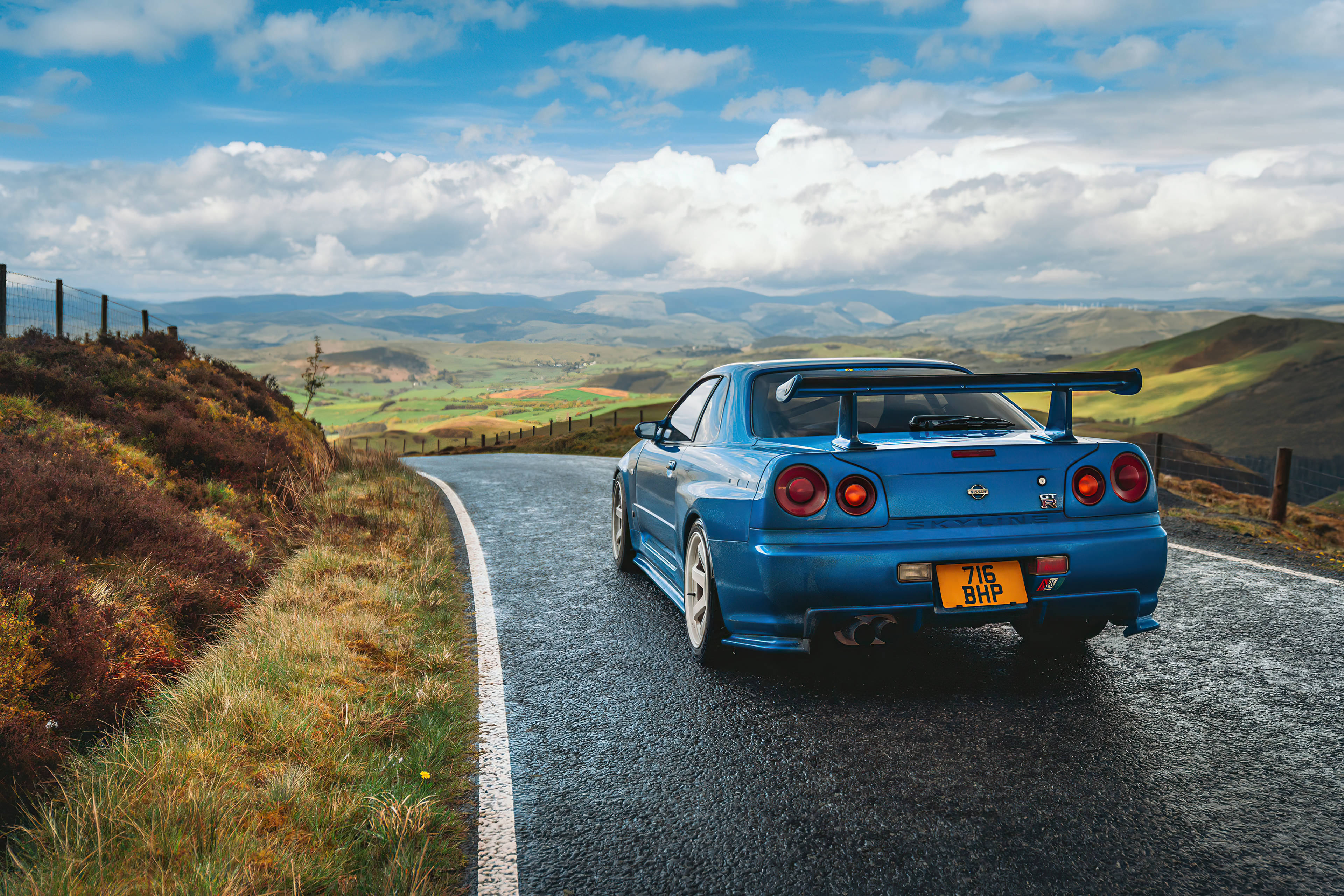 Asul na Nissan Skyline GTR R34 Sa Mga Burol Wallpaper