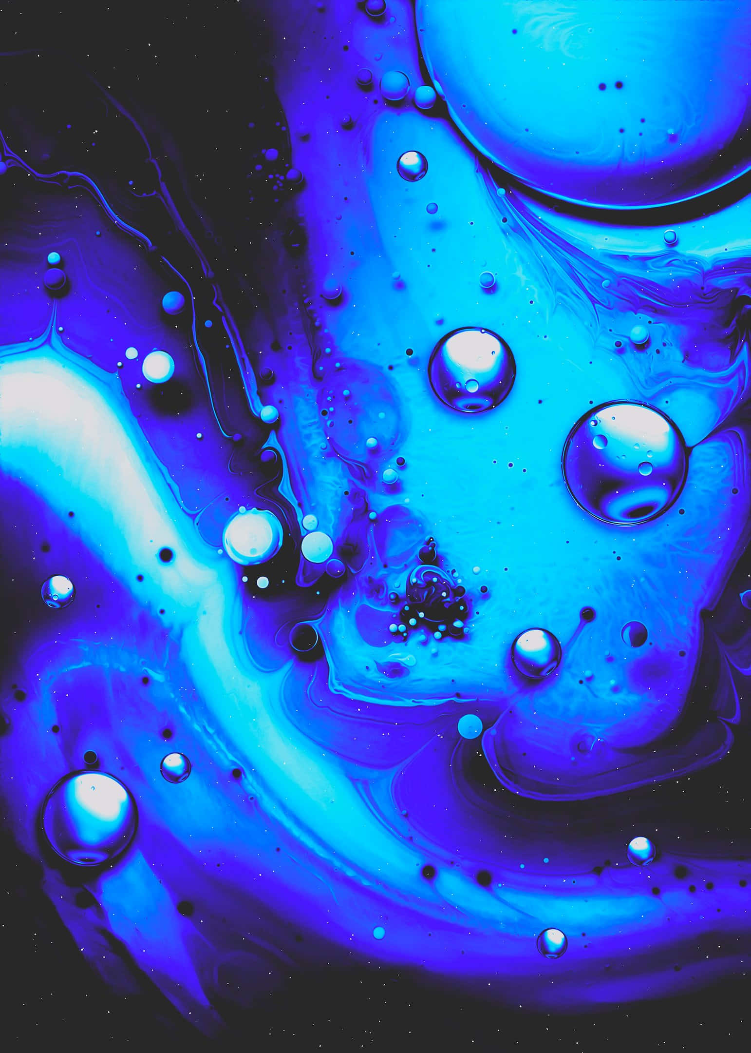 asul na tubig na tumutulo sa isang asul na background Wallpaper