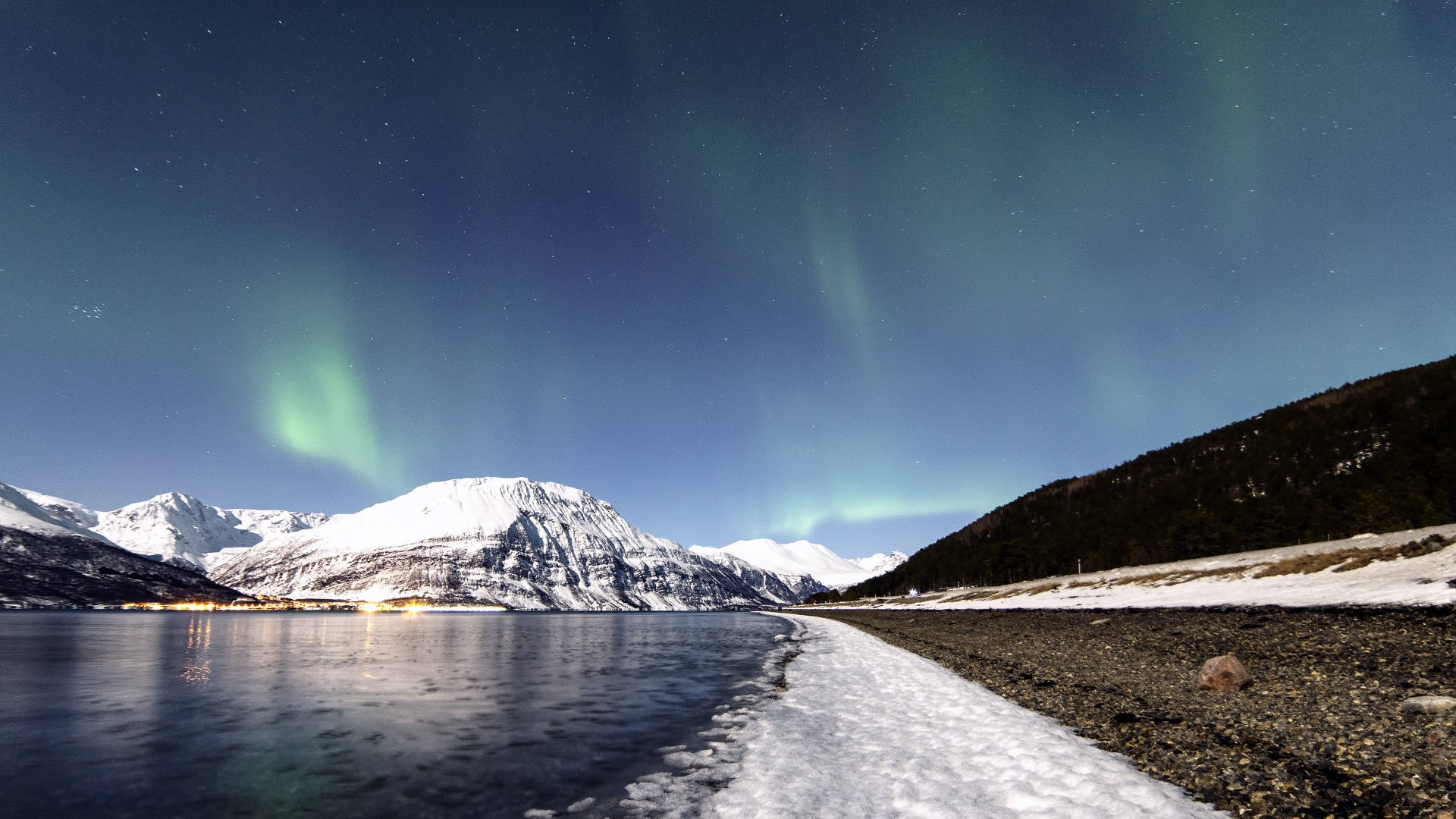 Aurora Borealis sa Taglamig na Aesthetic Wallpaper
