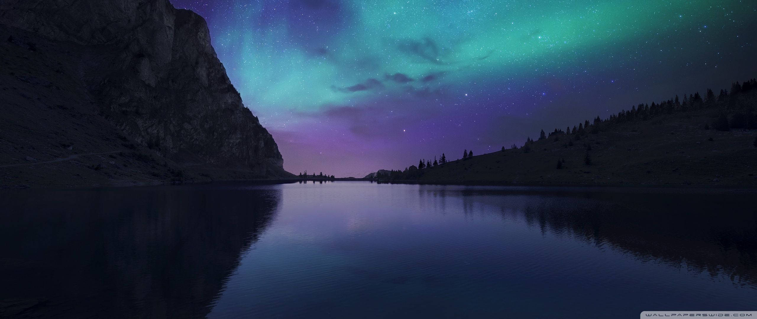 Aurora Borealis na lumiliwanag sa madilim na taglamig na langit Wallpaper