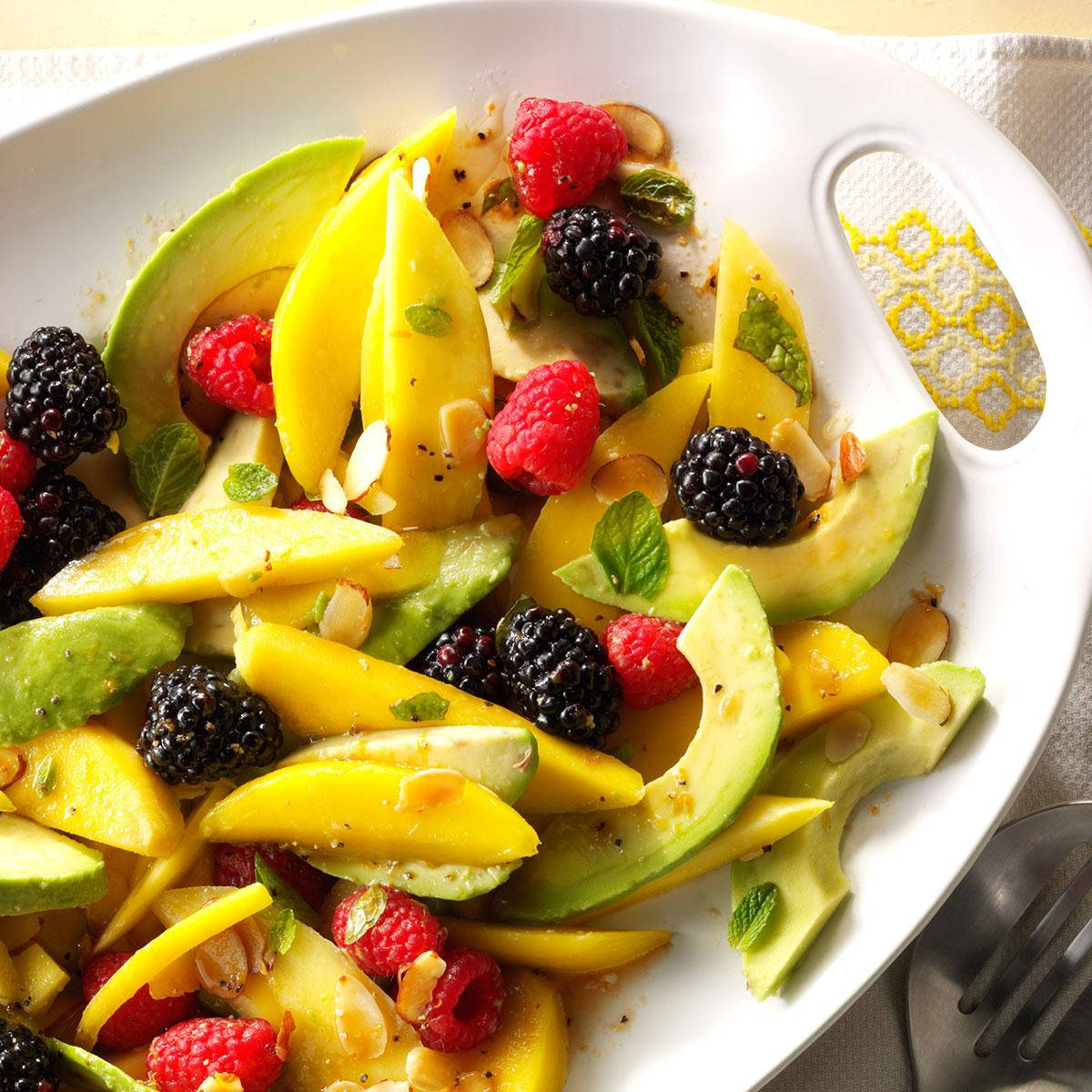 Salad na Avocado at Berries Wallpaper