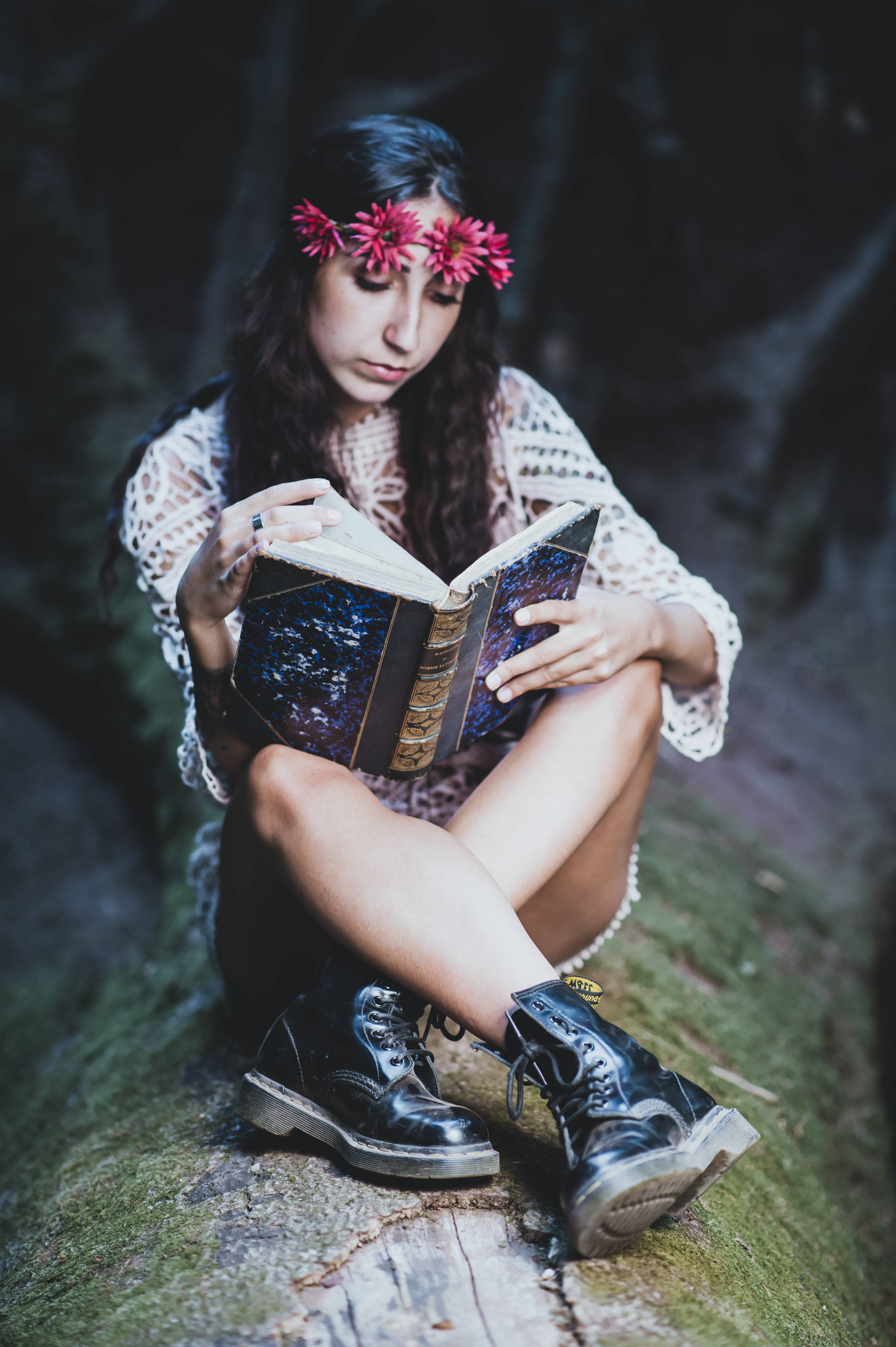 Babae at Libro Aesthetic Wallpaper