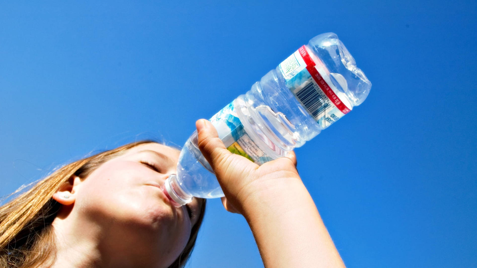 Babae na Umiinom ng Tubig mula sa Bote Wallpaper