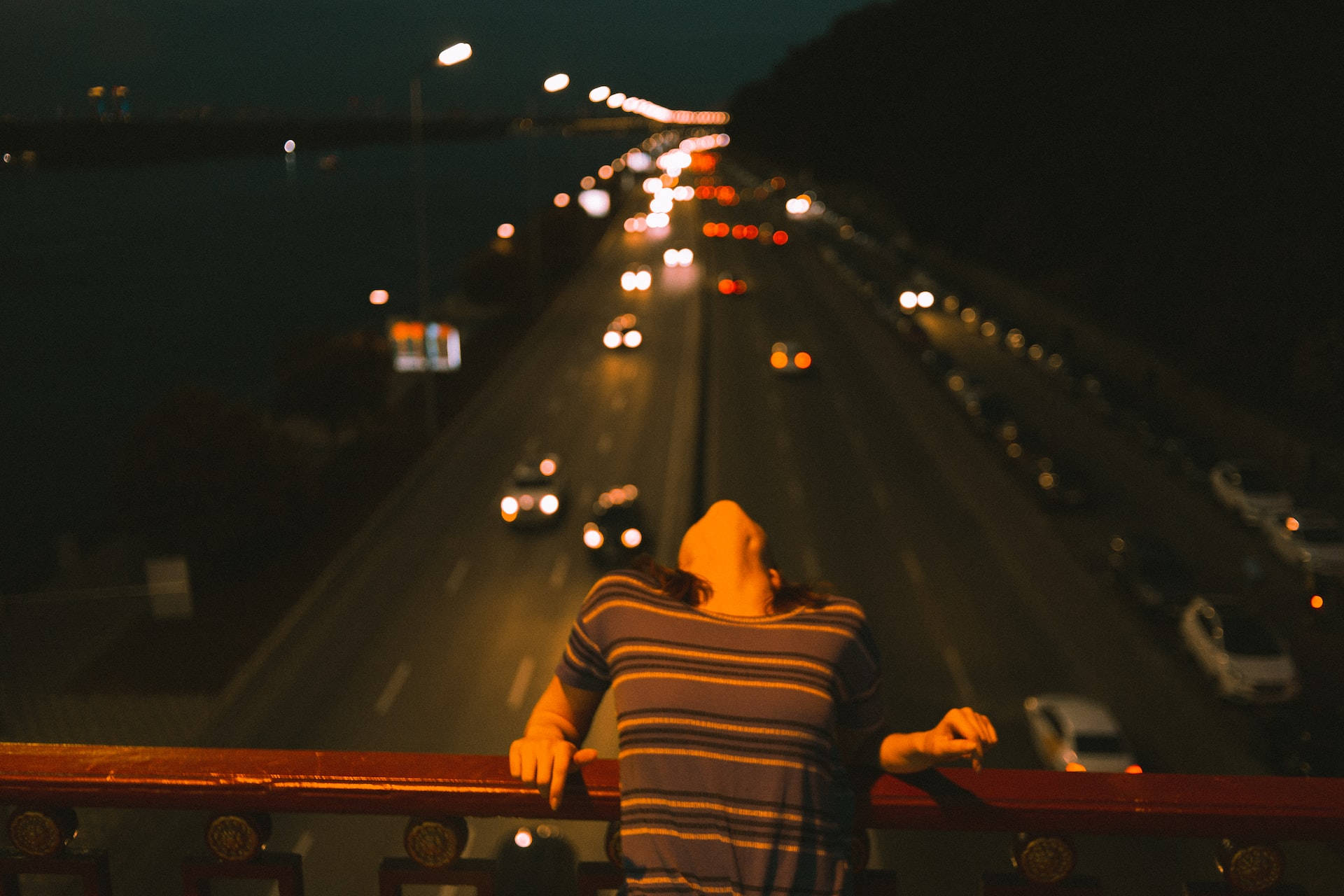 Babae sa Gabi Laban sa Highway Wallpaper