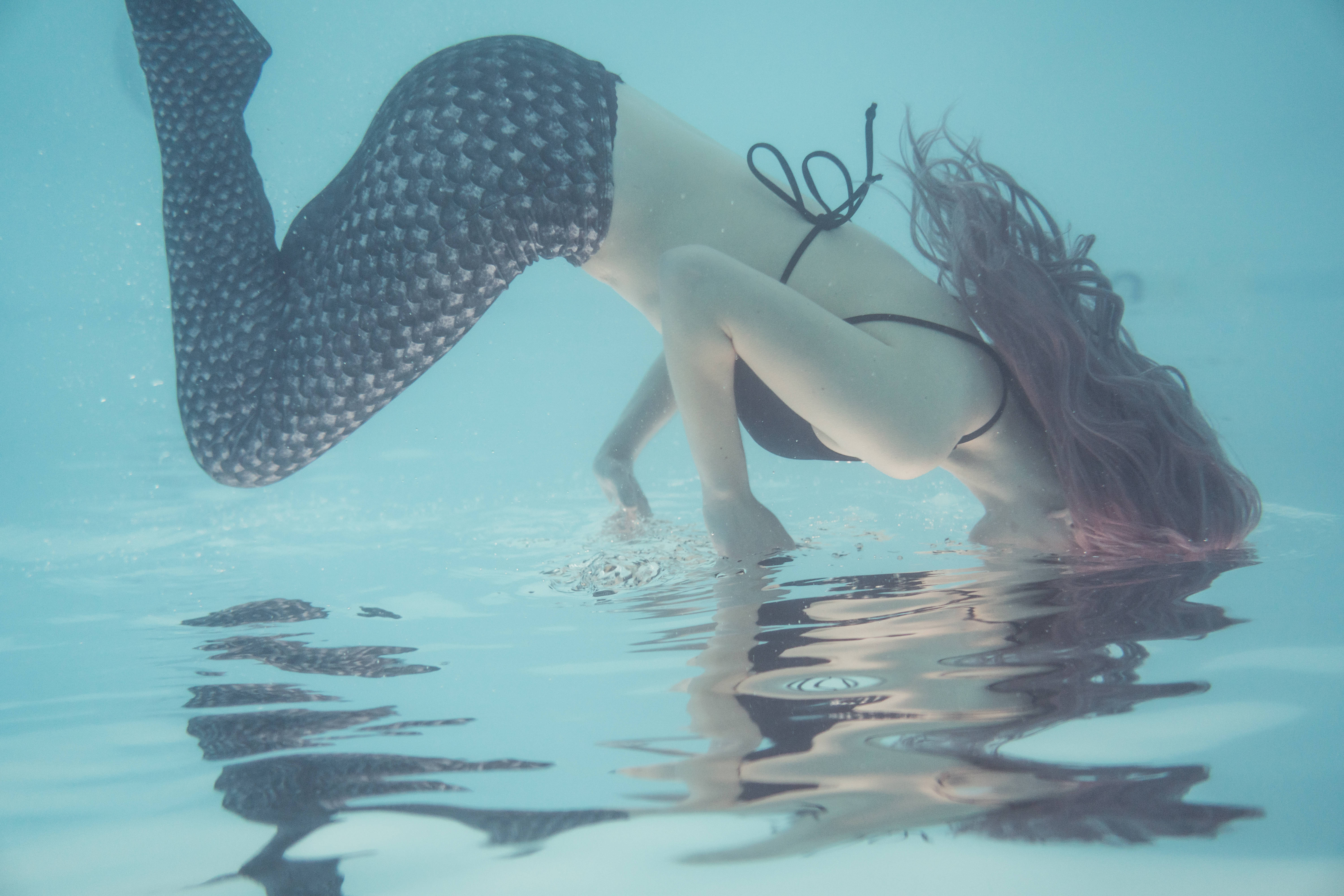 Babae sa Ilalim ng Tubig na Sirena Wallpaper
