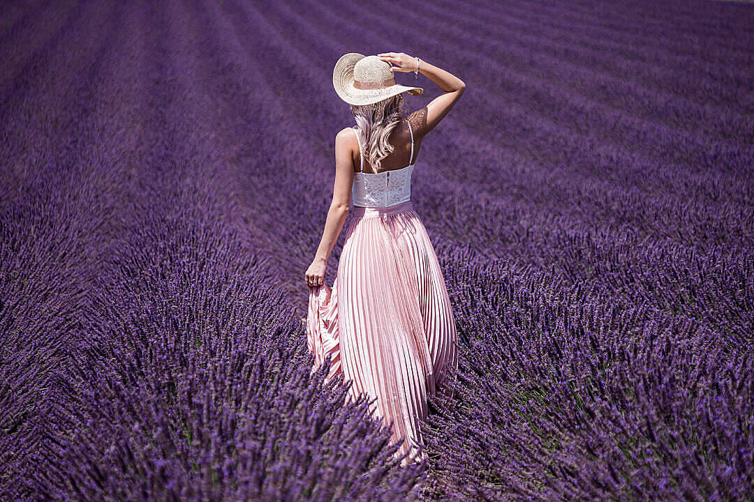 Babae sa Lavender Field na Aesthetic Wallpaper
