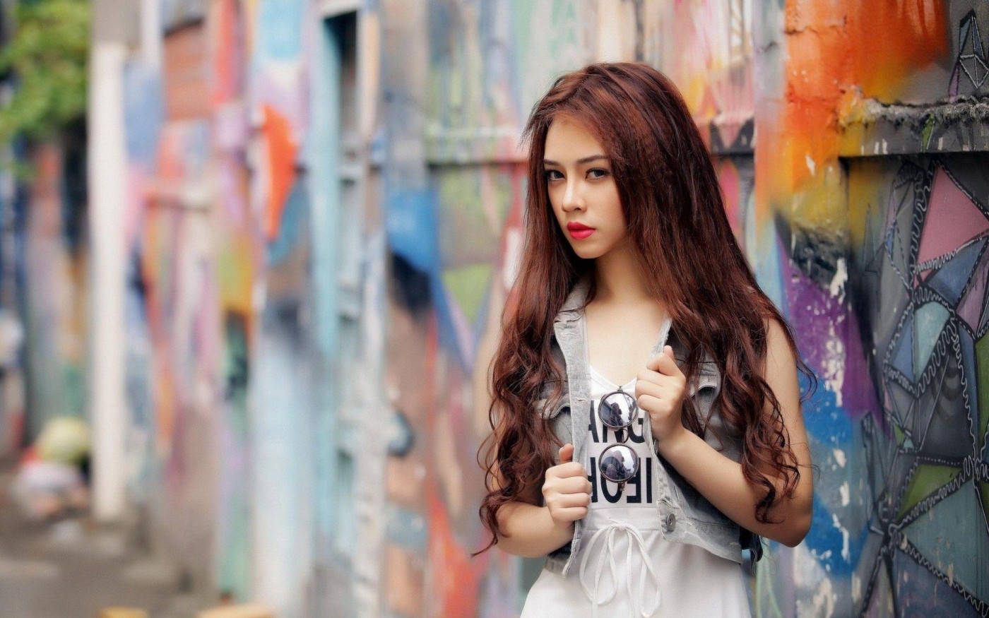 Babaeng May Attitude Nakatayo sa Harap ng Street Art Wallpaper