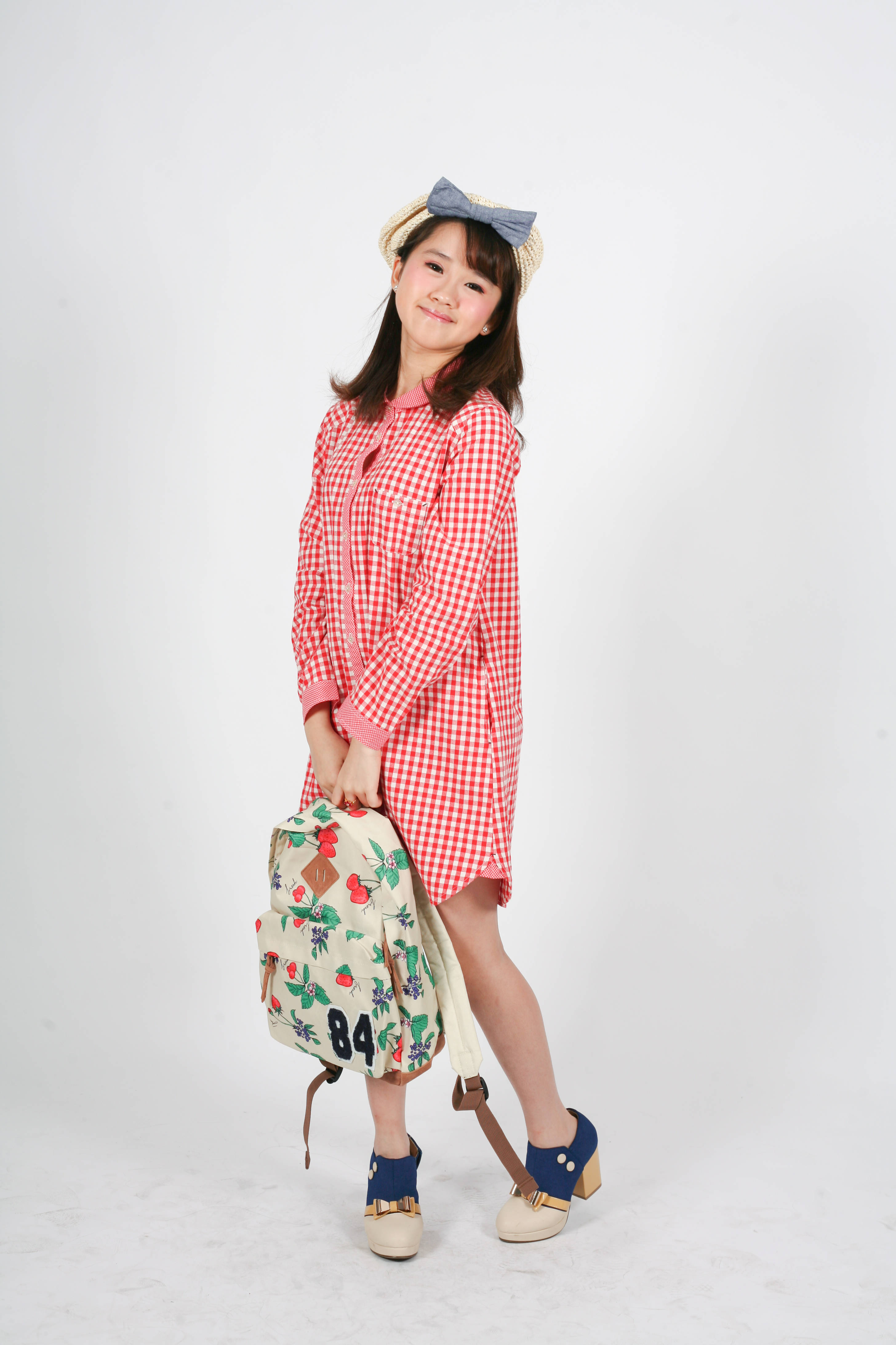 Babaeng Naka-Kawaii Pink na Damit na May Bitbit ng Backpack Wallpaper