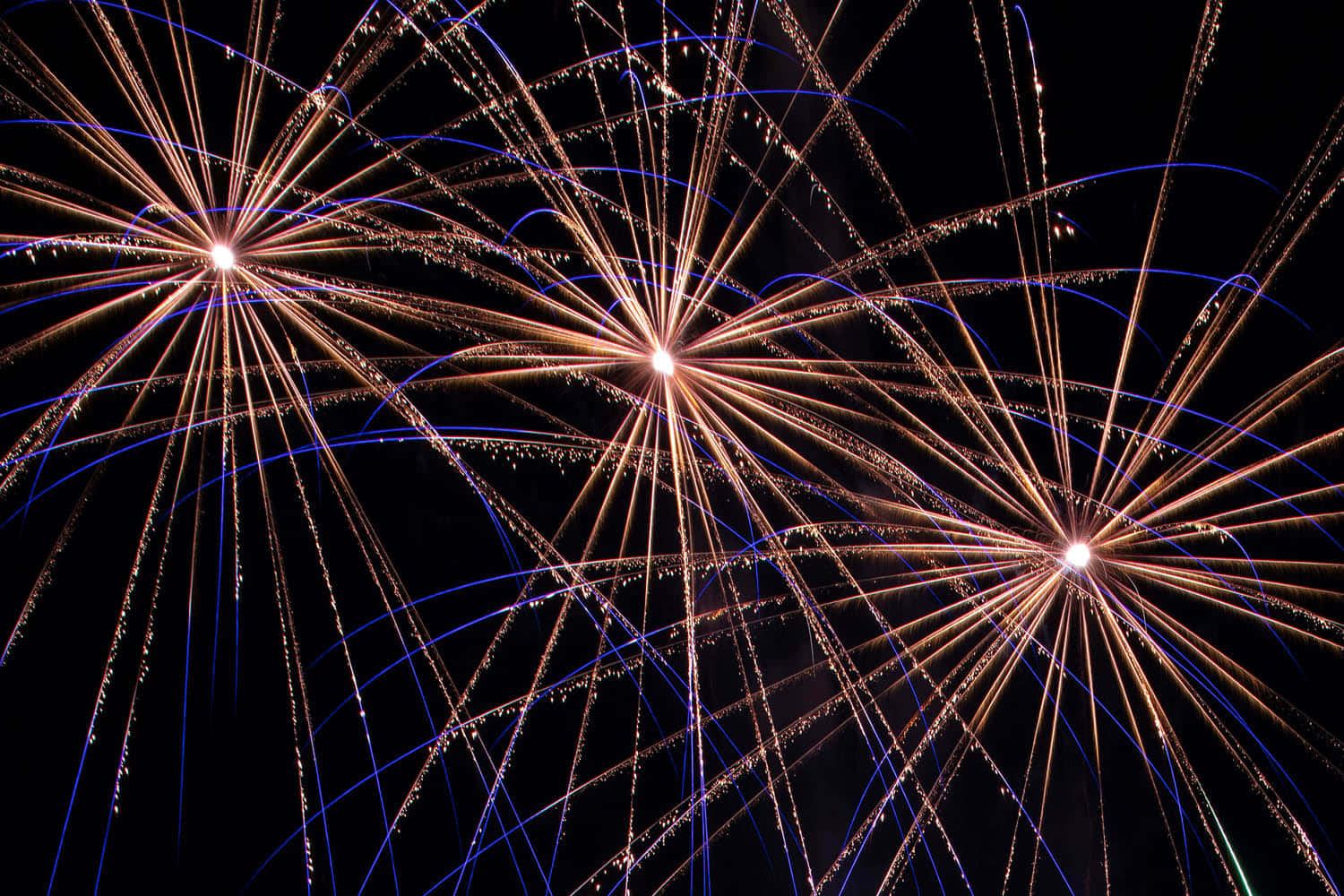Background ng Fireworks na may Mahabang Guhit ng Liwanag Wallpaper