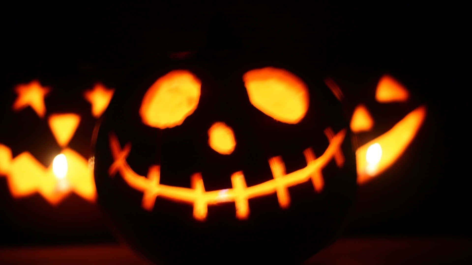 Background ng Halloween na may Maitim na Balat na Kalabasa Wallpaper
