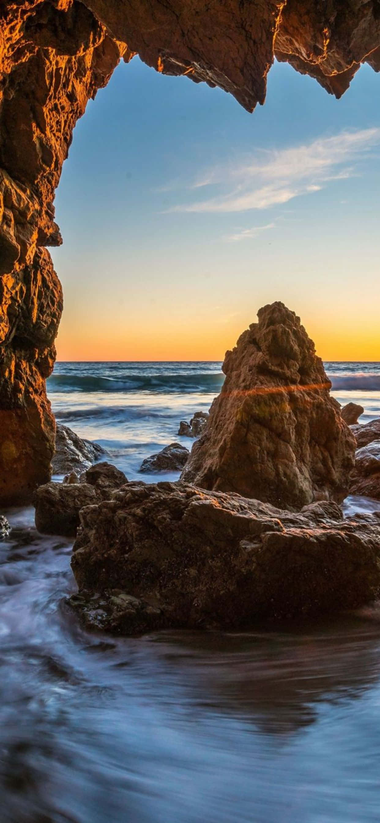 Background ng iPhone Xs Max ng Malibu Sea Cave Wallpaper