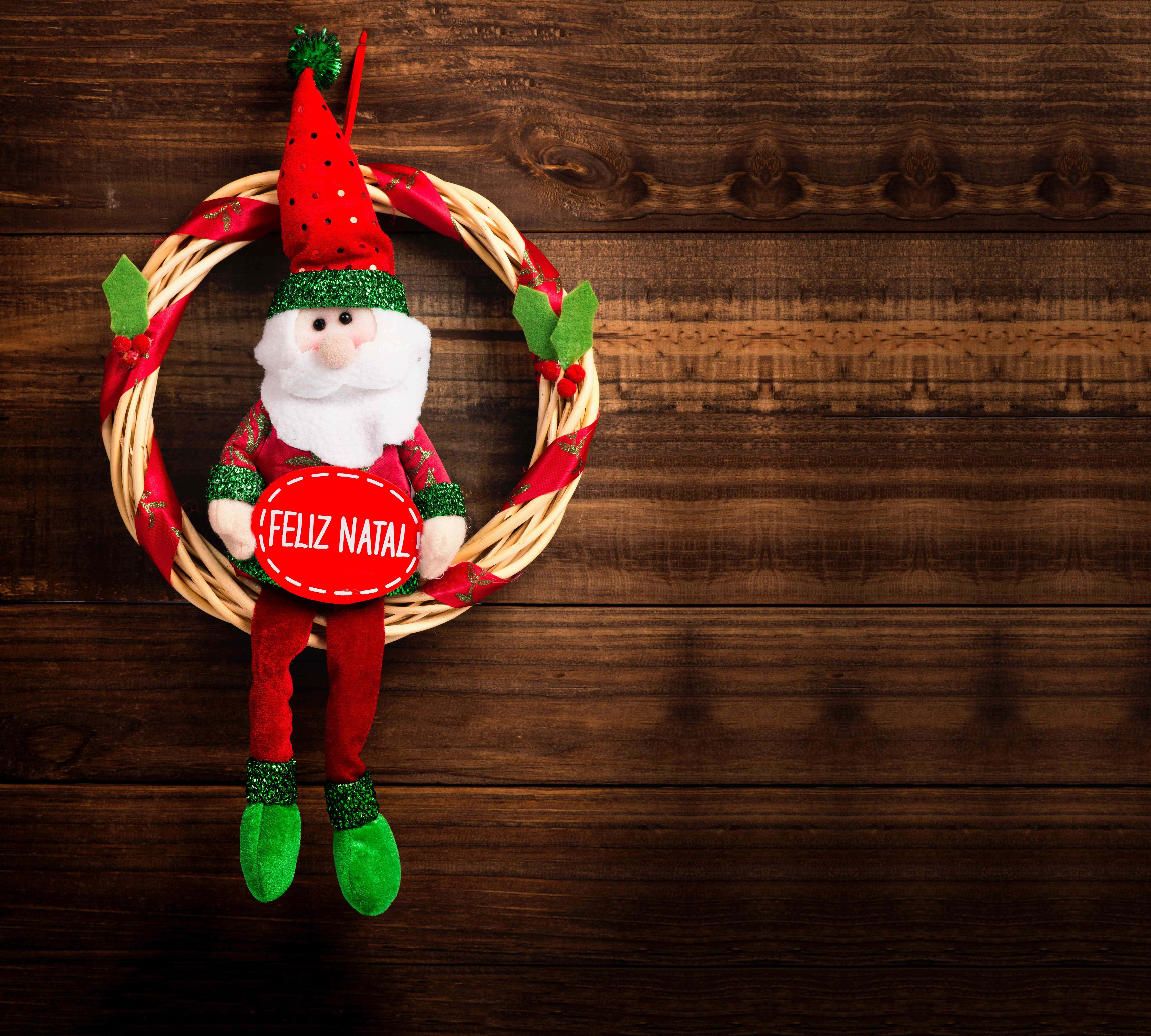 Background ng Litrato ng Pasko na may Wreath at Santa Claus Wallpaper