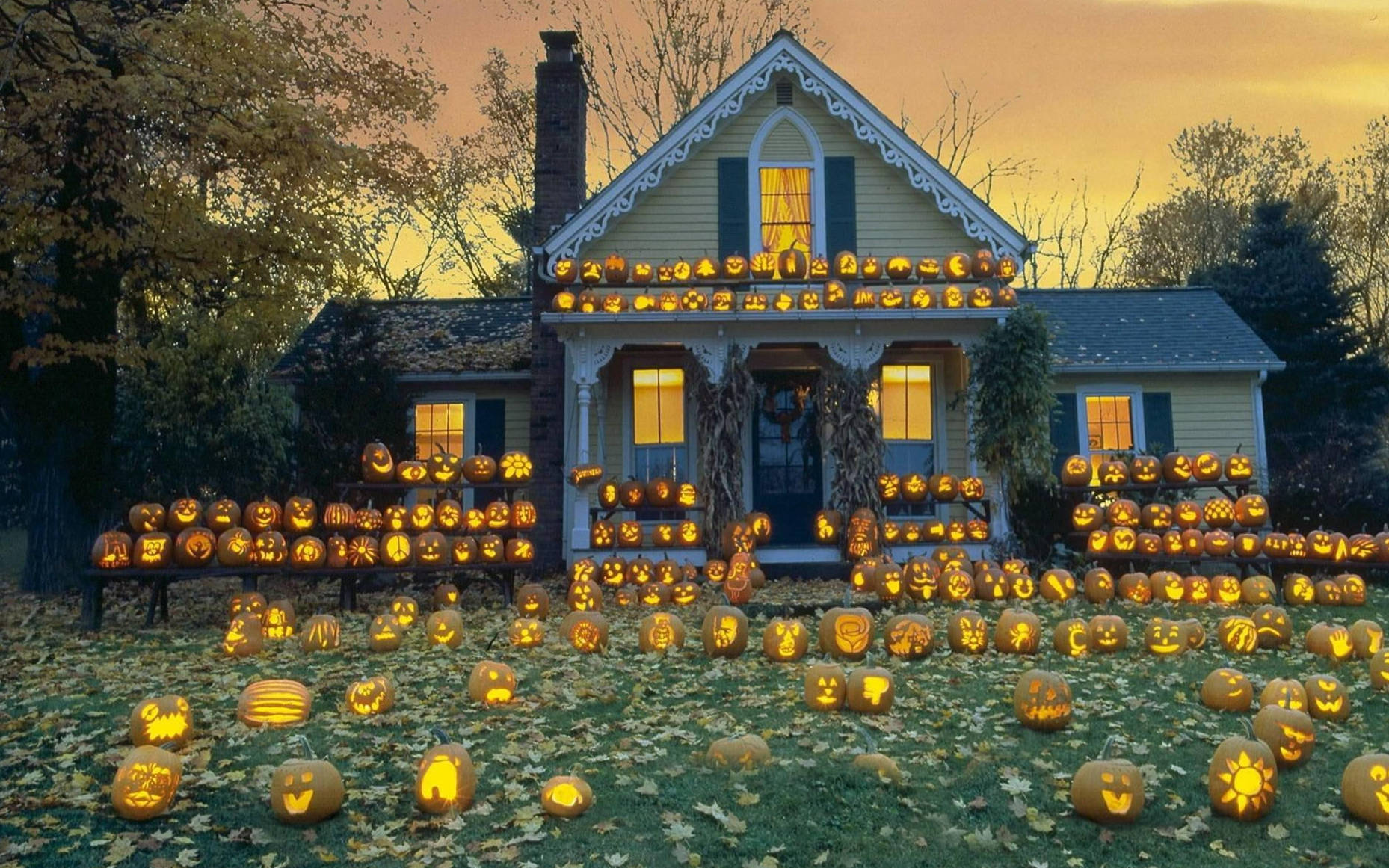 Bahay na Halloween na May mga Jack O' Lantern Wallpaper