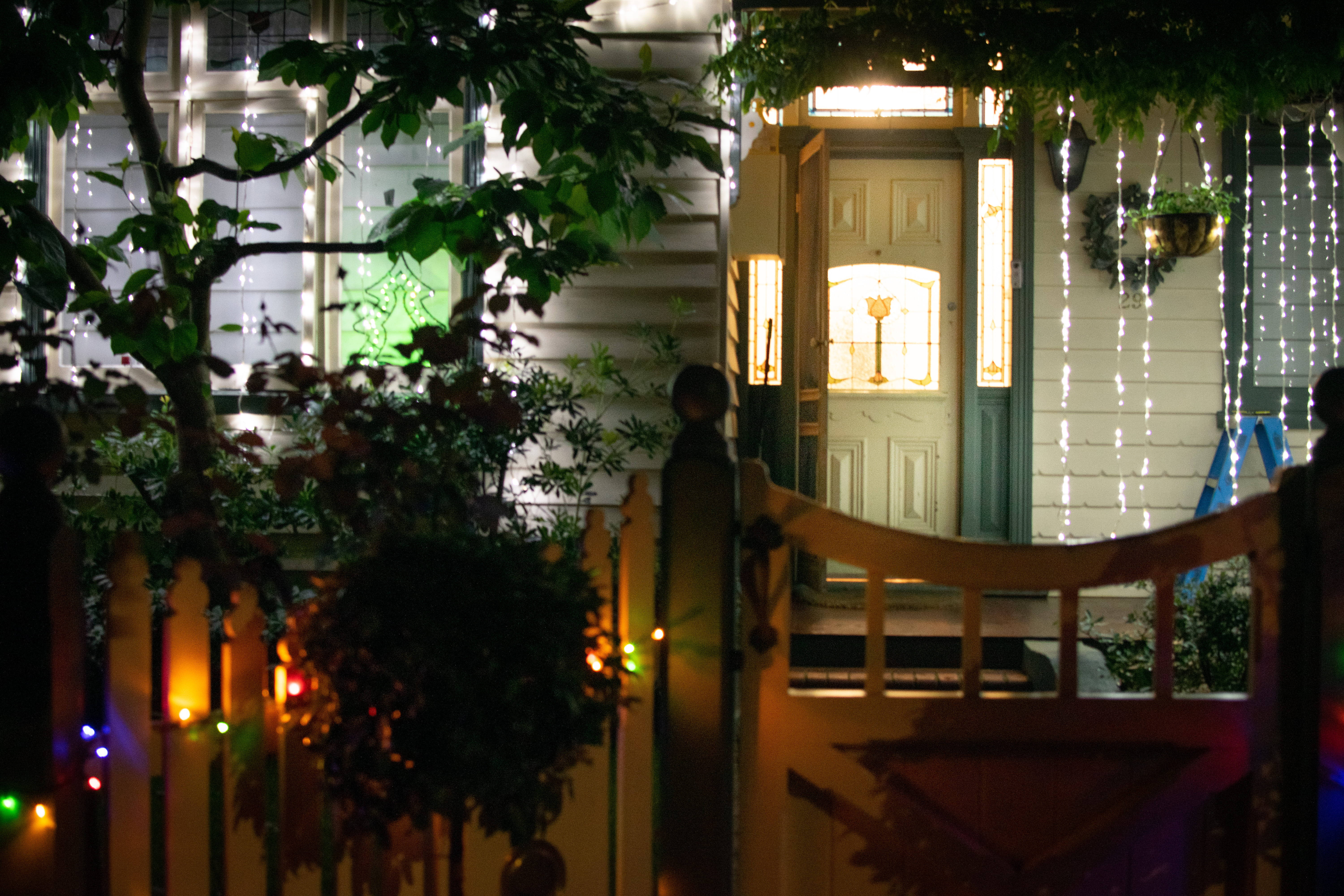 Bahay na Pinalamutian para sa Pasko sa Australia Wallpaper