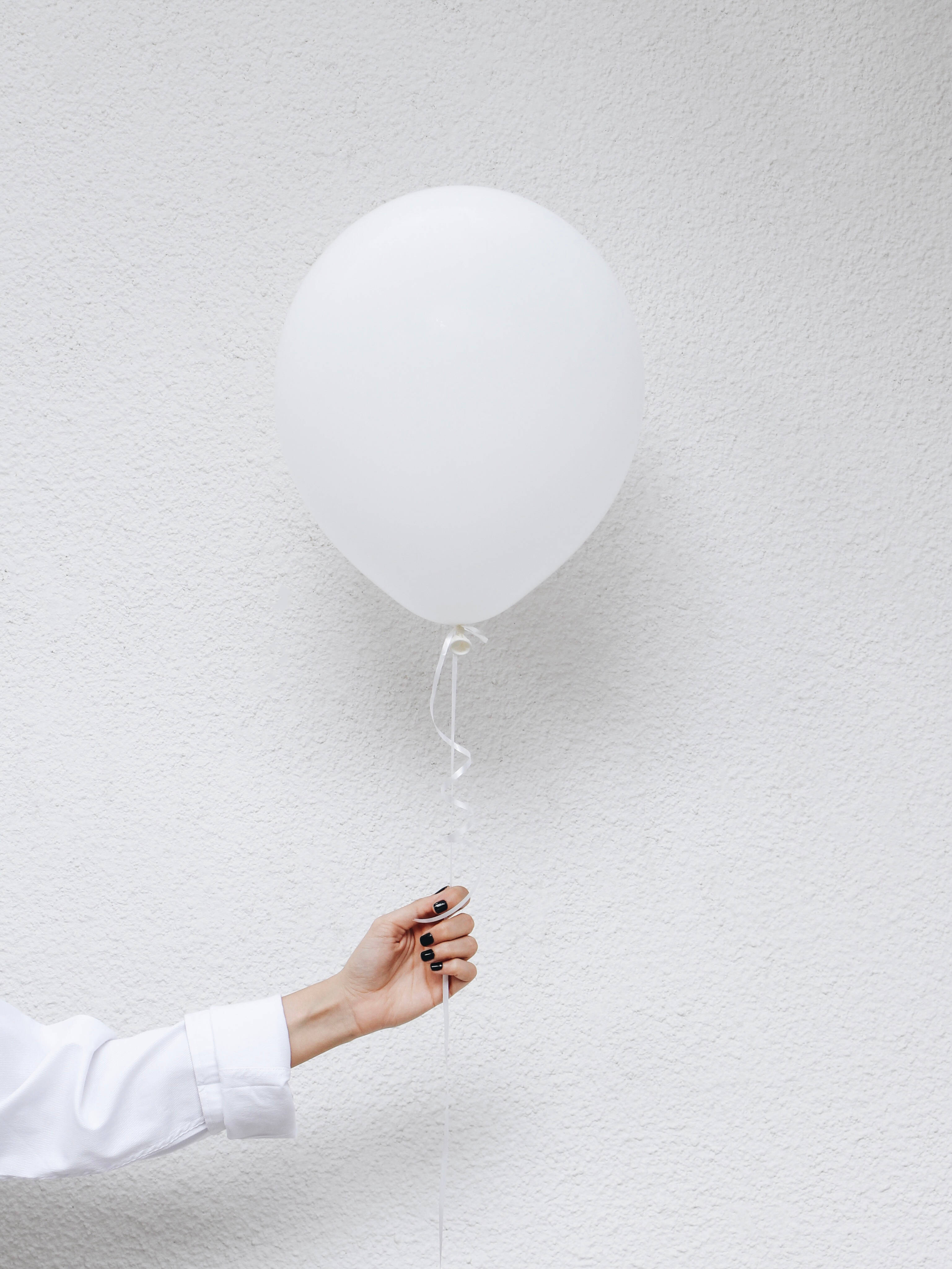 Balloon sa White Aesthetic Wallpaper