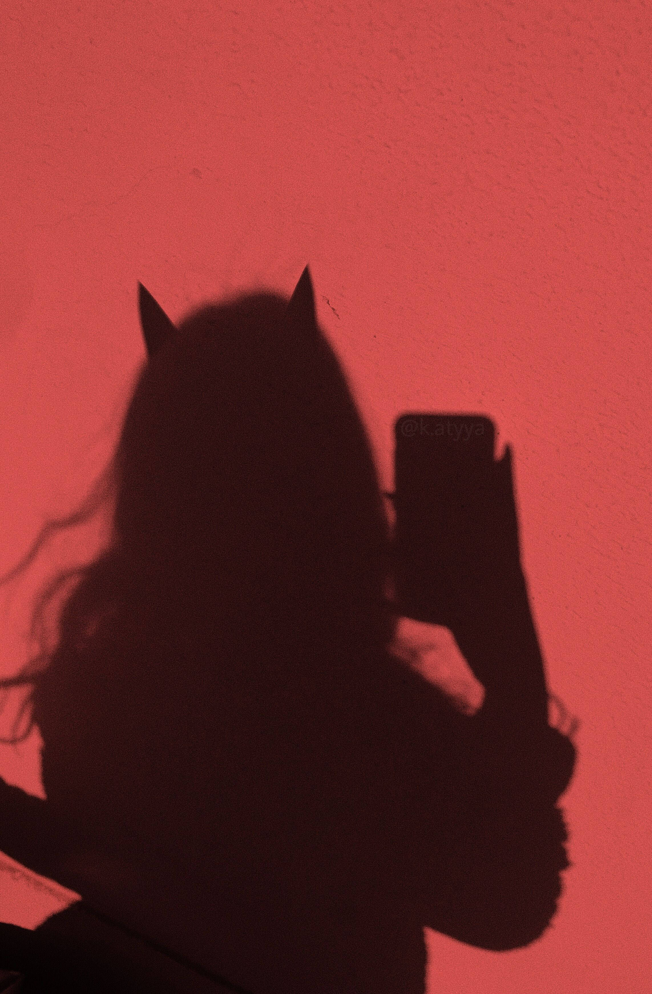 Bandang Pulang Silweta ng Aesthetic na Babae Wallpaper