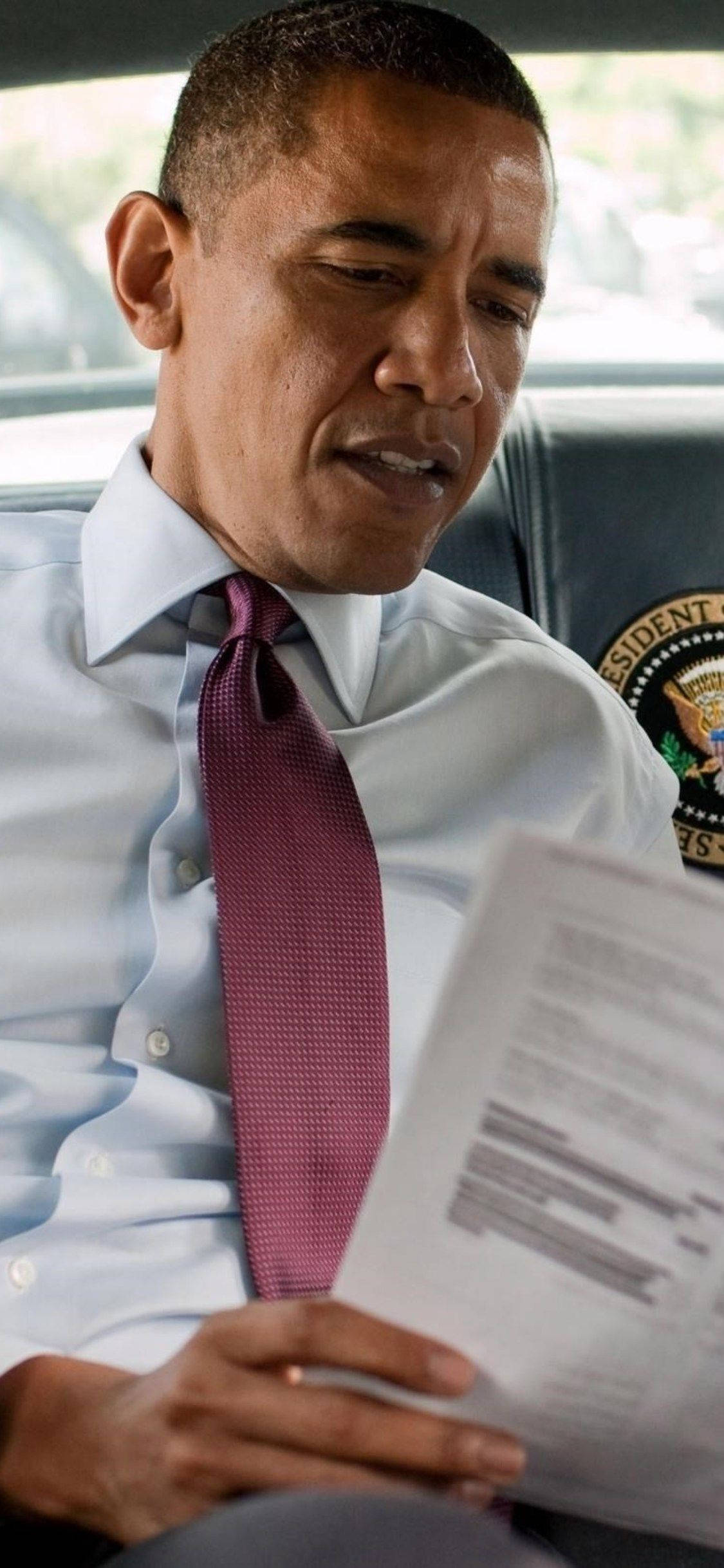 Barack Obama na Lubog na Nagbabasa Wallpaper