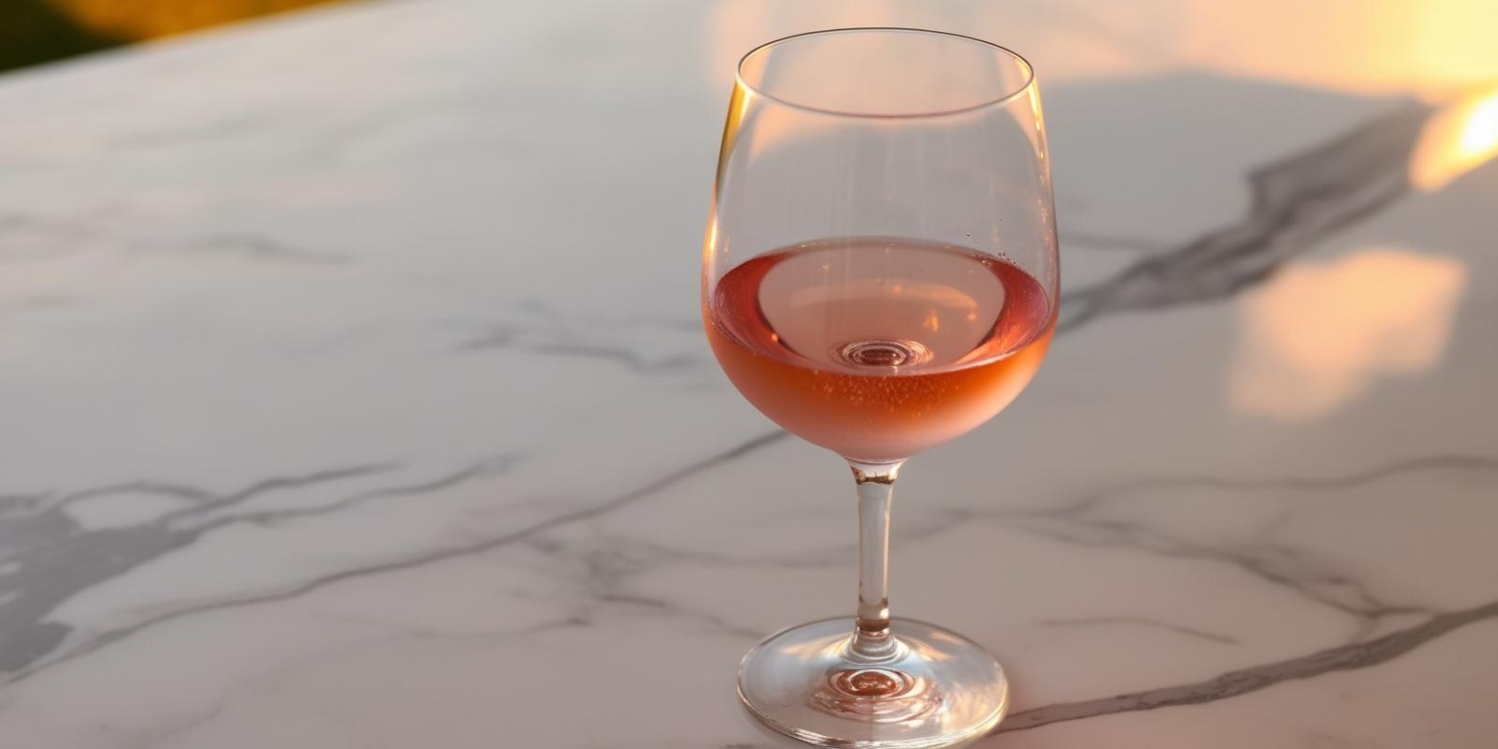Baso ng Alak sa Marmol na Mesa Wallpaper