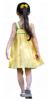 Batang Babae na Naka-Dilaw na Damit na Lumalayo Wallpaper