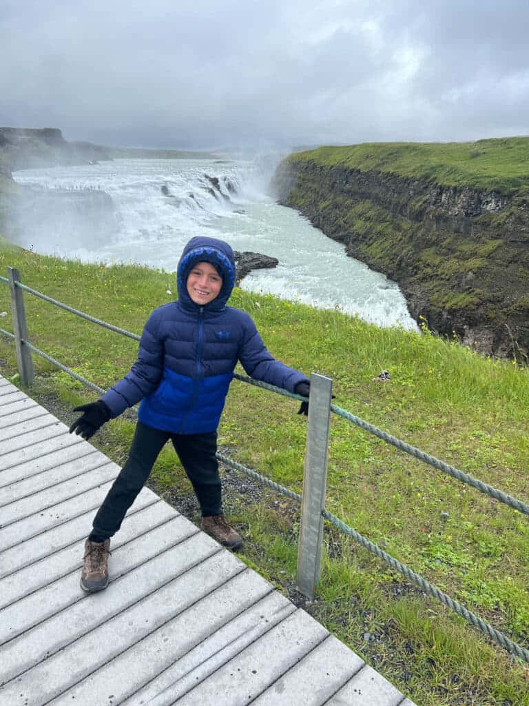 Batang Bumibisita sa Gullfoss Waterfall sa Timog-Kanlurang Iceland Wallpaper