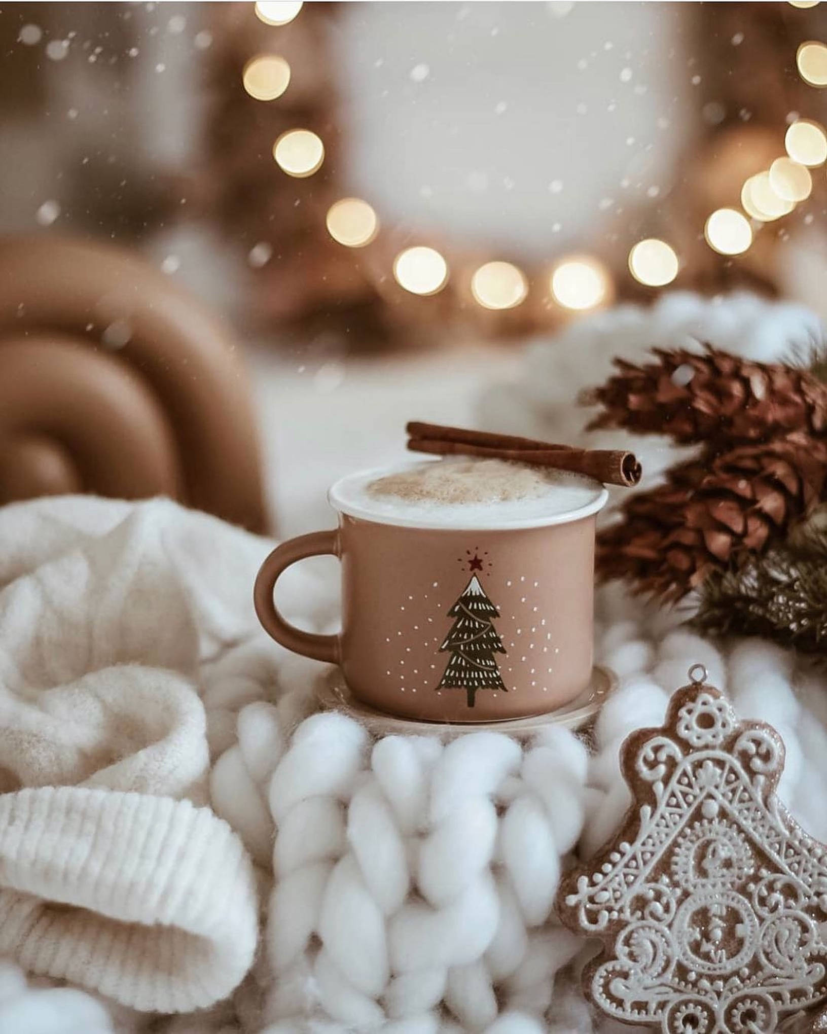 Beige Maaliwalas na Pasko Aesthetic Wallpaper