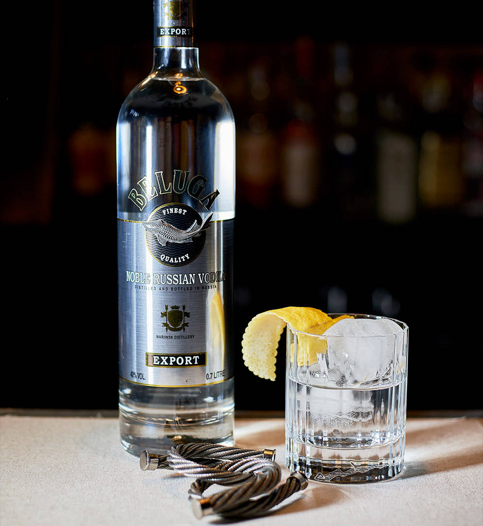 Beluga Vodka Inumin na may Lemon Peel Wallpaper