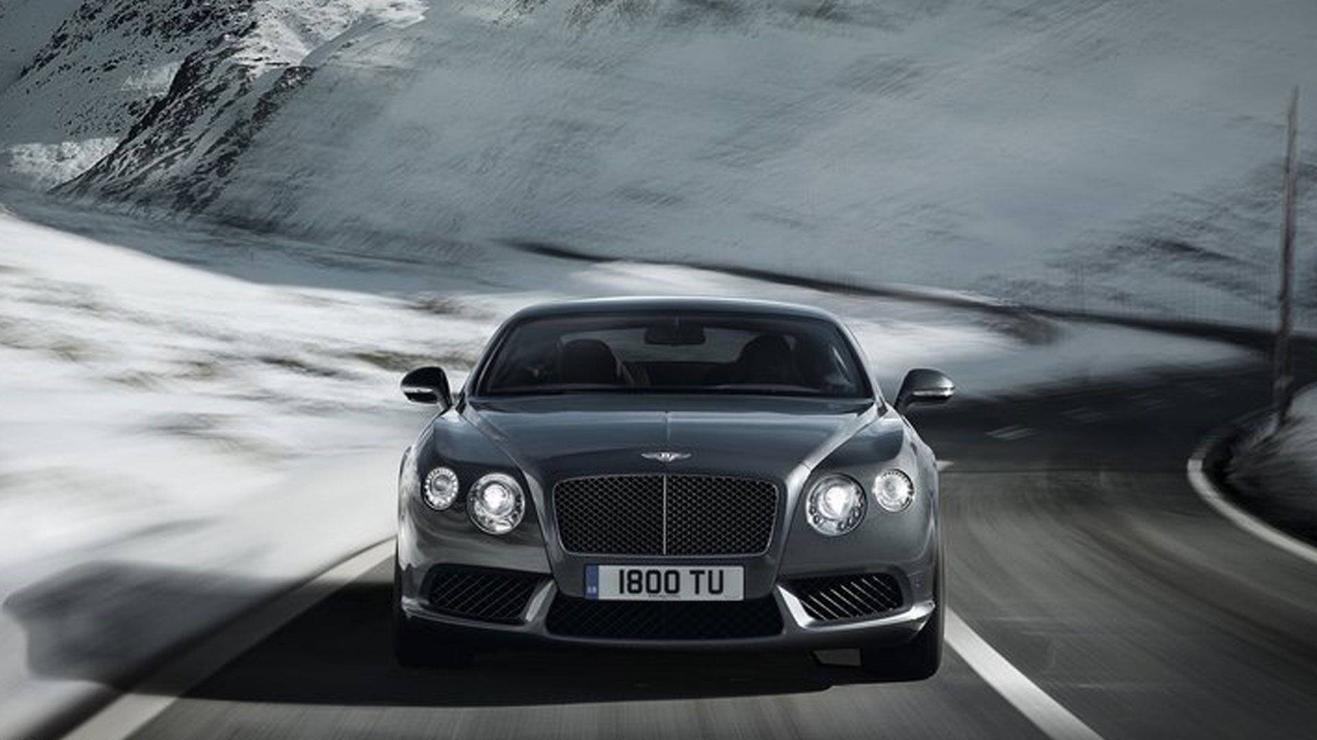 Bentley na Bumibilis sa Niyebeng mga Bundok Wallpaper