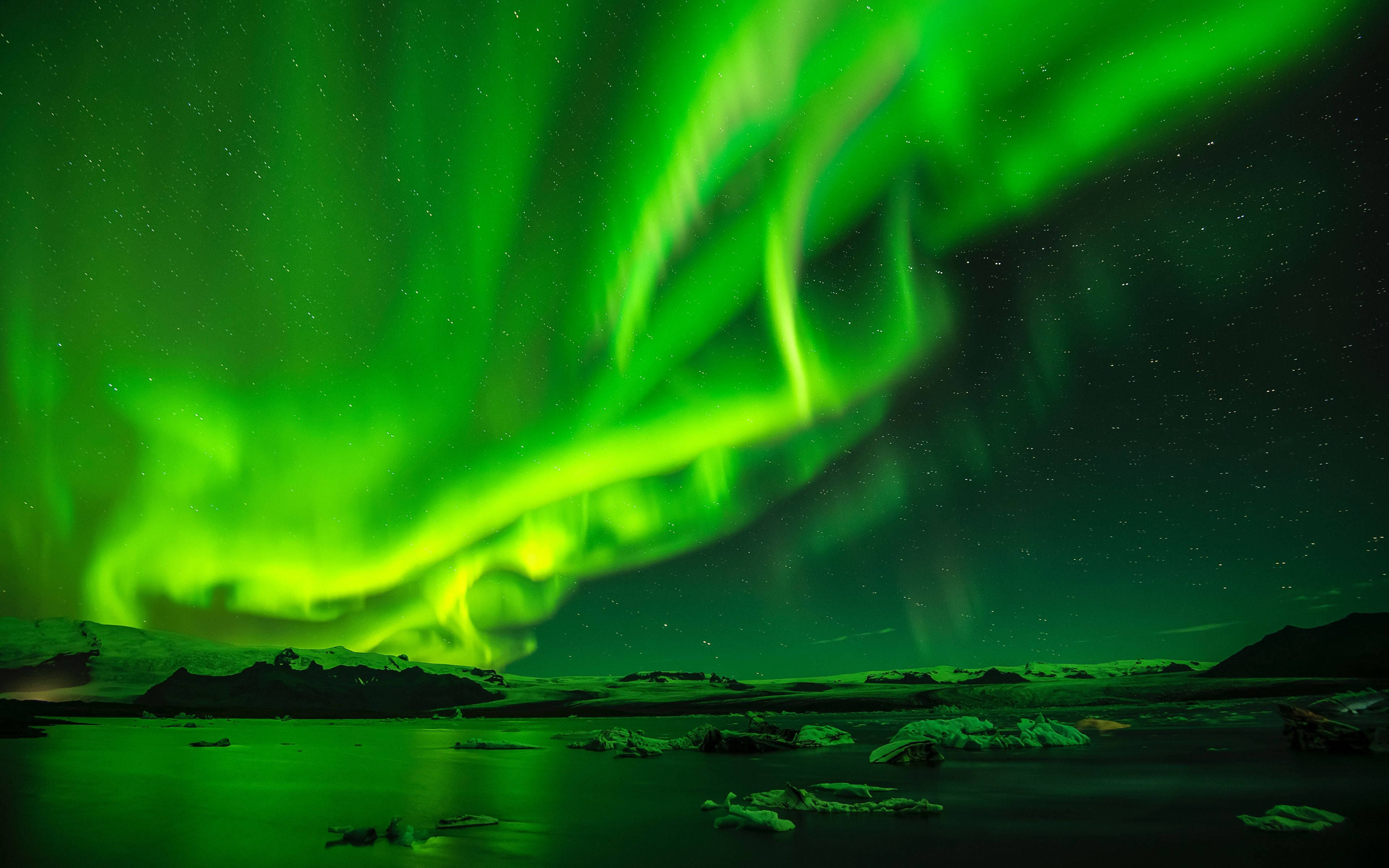 Berde at Makalangit na Aurora Borealis Wallpaper