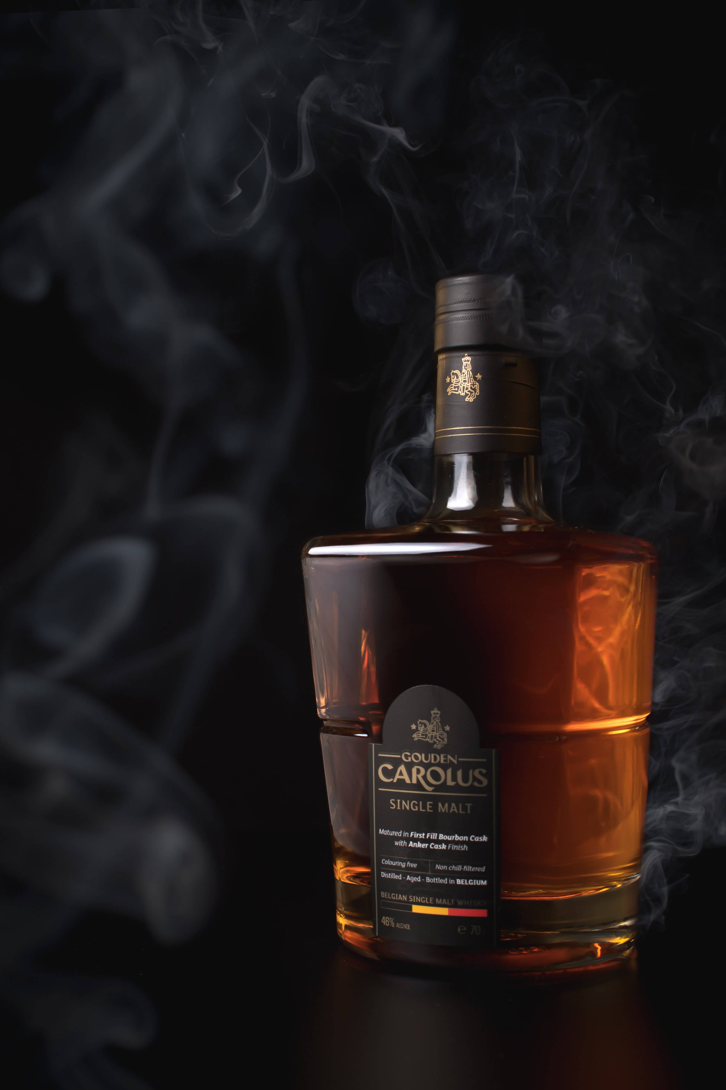 Bilog na Bote ng Gouden Carolus Whiskey Wallpaper