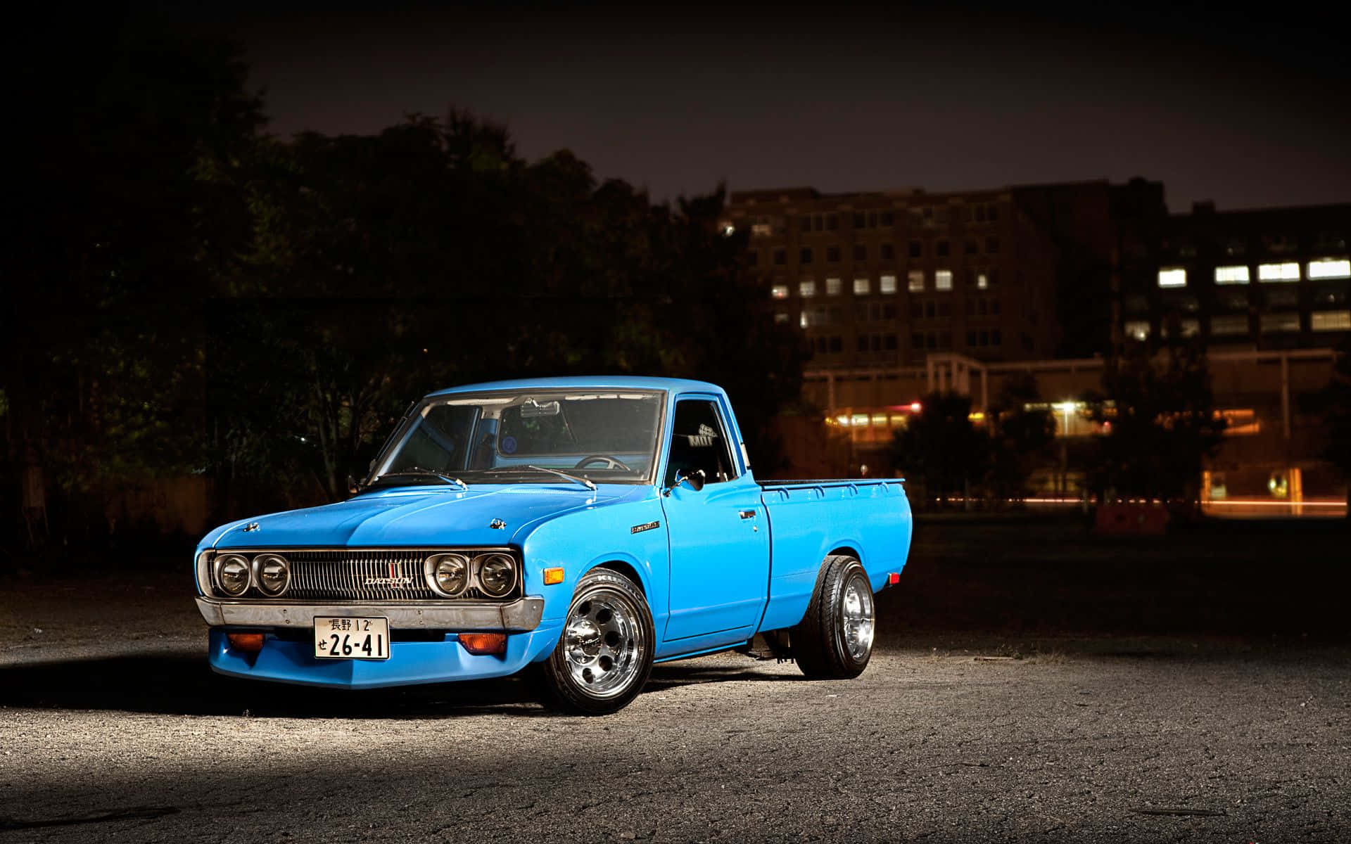 Bintay na Datsun Sports na Sasakyan sa Kalsada Wallpaper