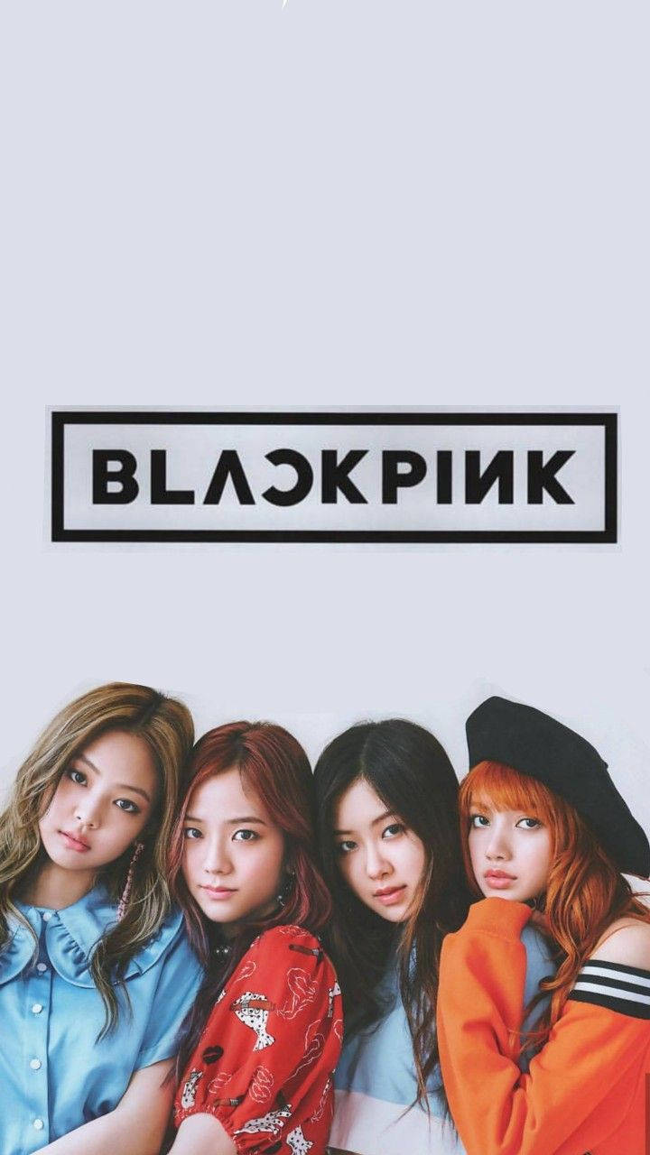Ang mga miyembro ng Blackpink na sina LISA, JENNIE, ROSÉ, at JISOO ay nagpo-pose kasama ang kanilang awesome na logo! Wallpaper