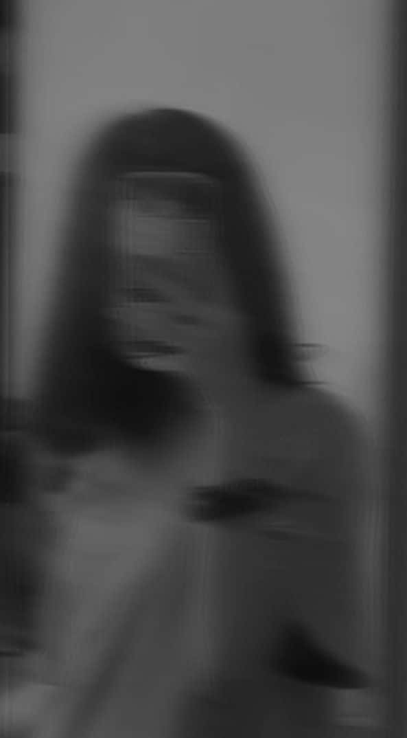 Blurry na Selfie ng Babae sa Salamin Gamit ang Phone Wallpaper