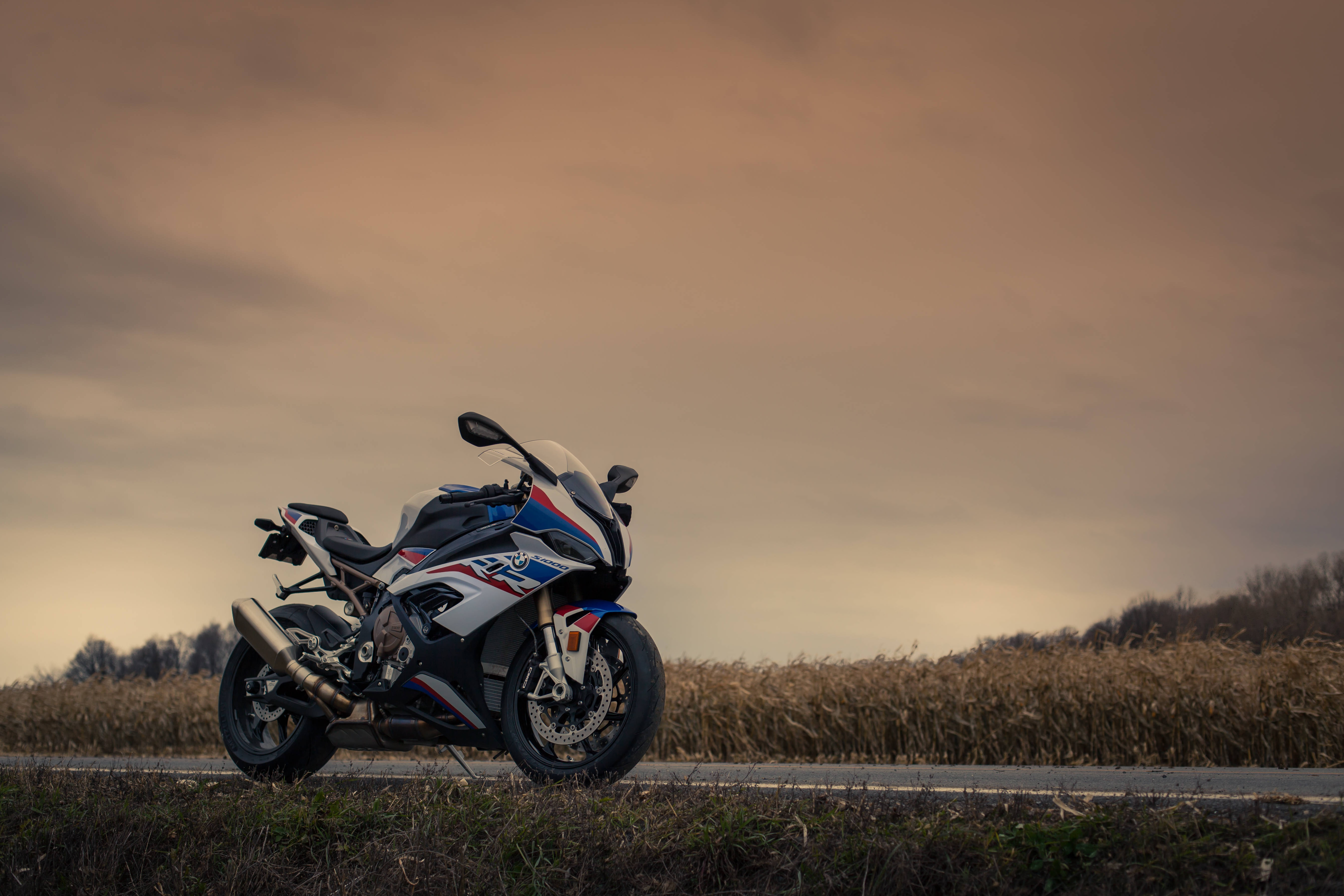 BMW Motorsiklo na Asul Pula Puti 1920x1080 Wallpaper
