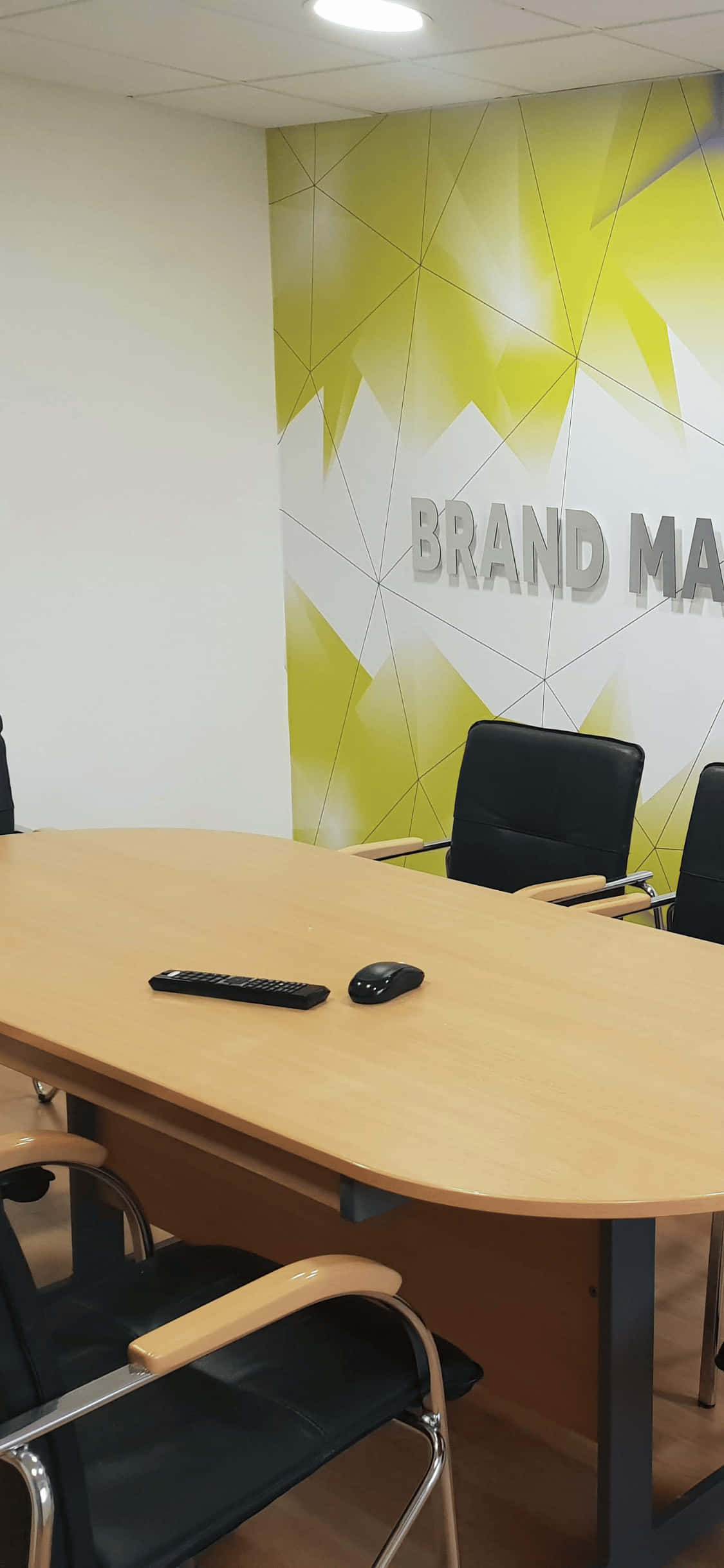 Boardroom Table na Background ng Opisina para sa iPhone X Wallpaper