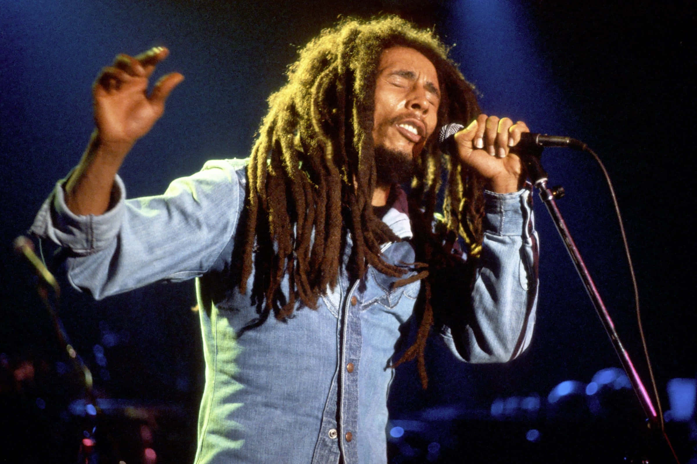 bob marley na nagkakanta sa isang mikropono Wallpaper