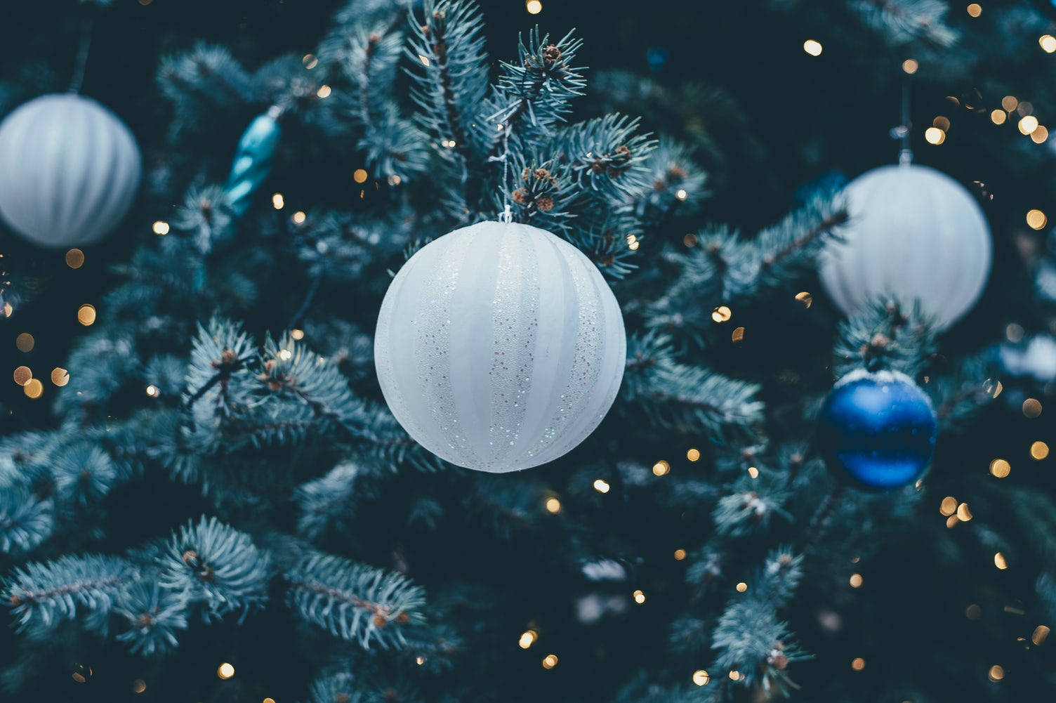 Bola ng Pasko na Puti sa Maligayang Puno Malapitang Kuha Wallpaper