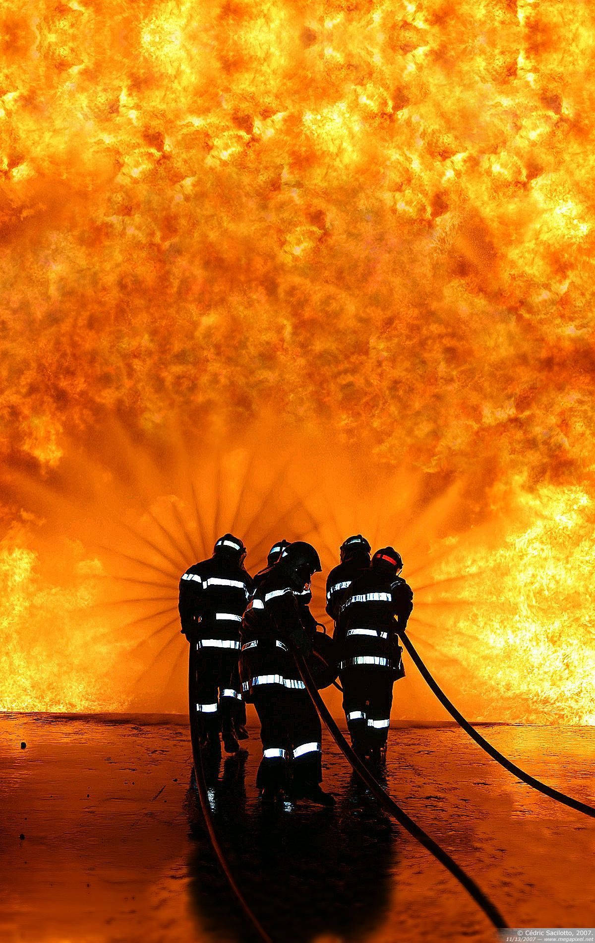 Bombero Laban sa Malaking Apoy Wallpaper