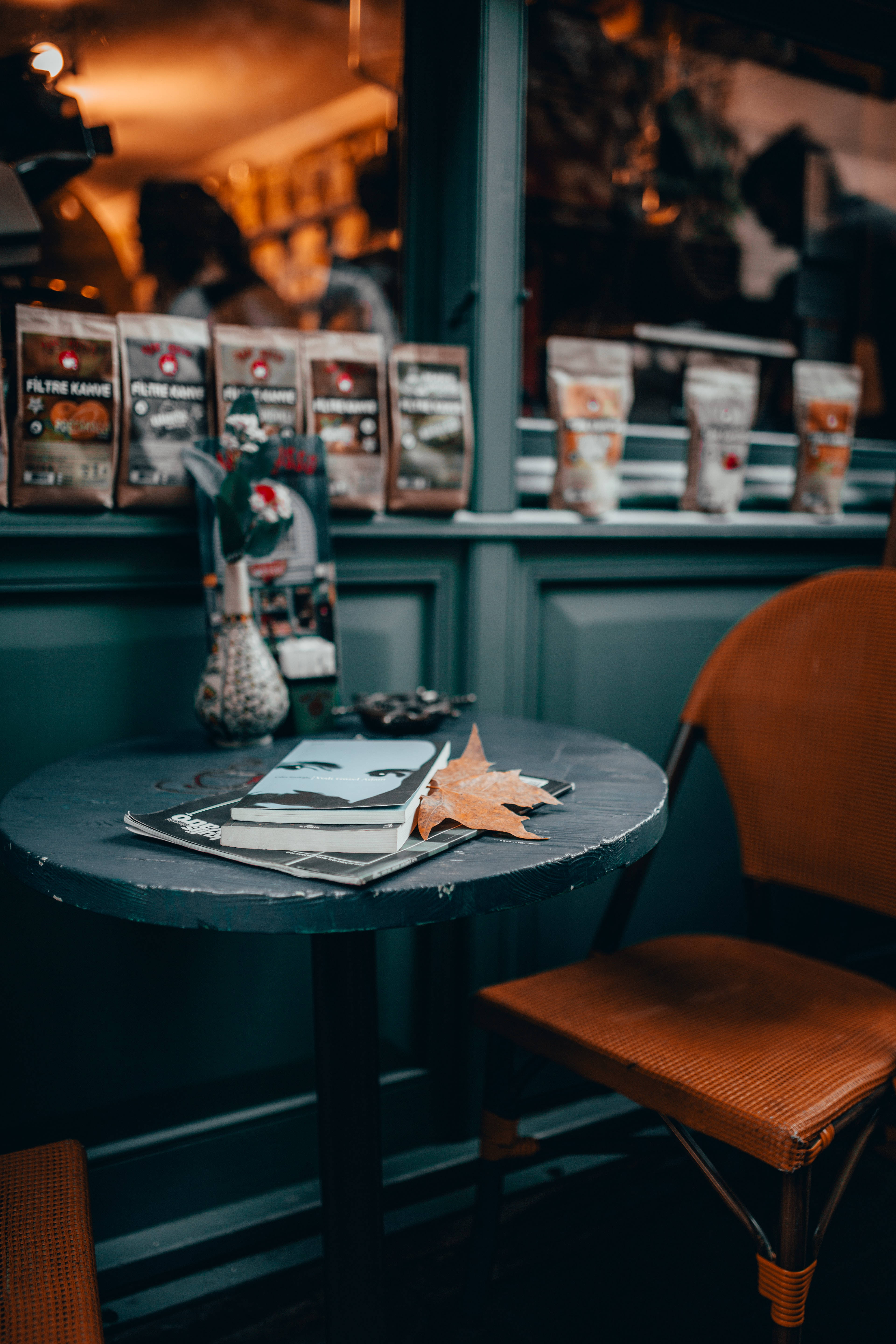 Book sa Isang Coffee Shop Table Wallpaper